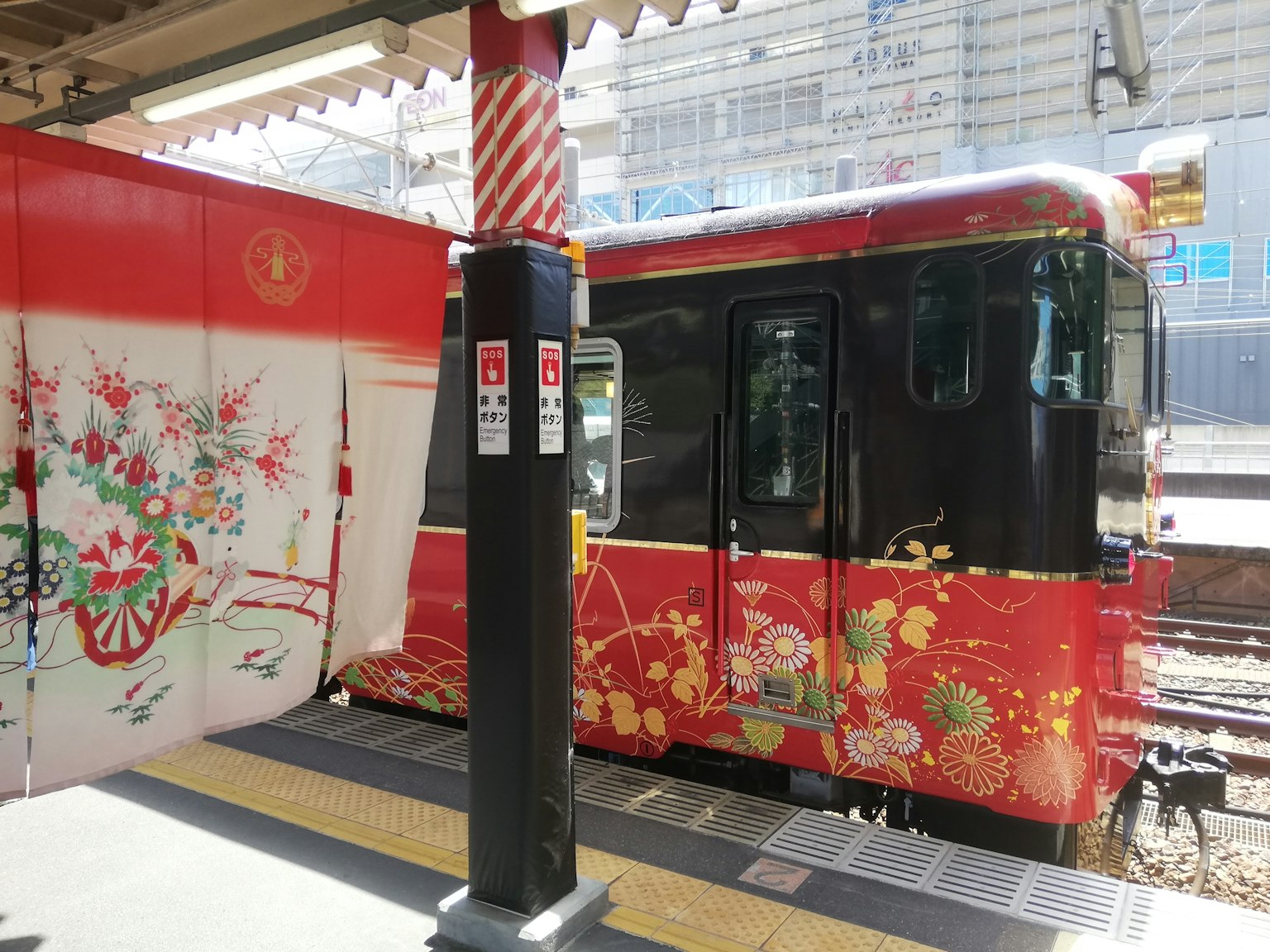 一列裝飾鮮豔的紅色列車停在車站
