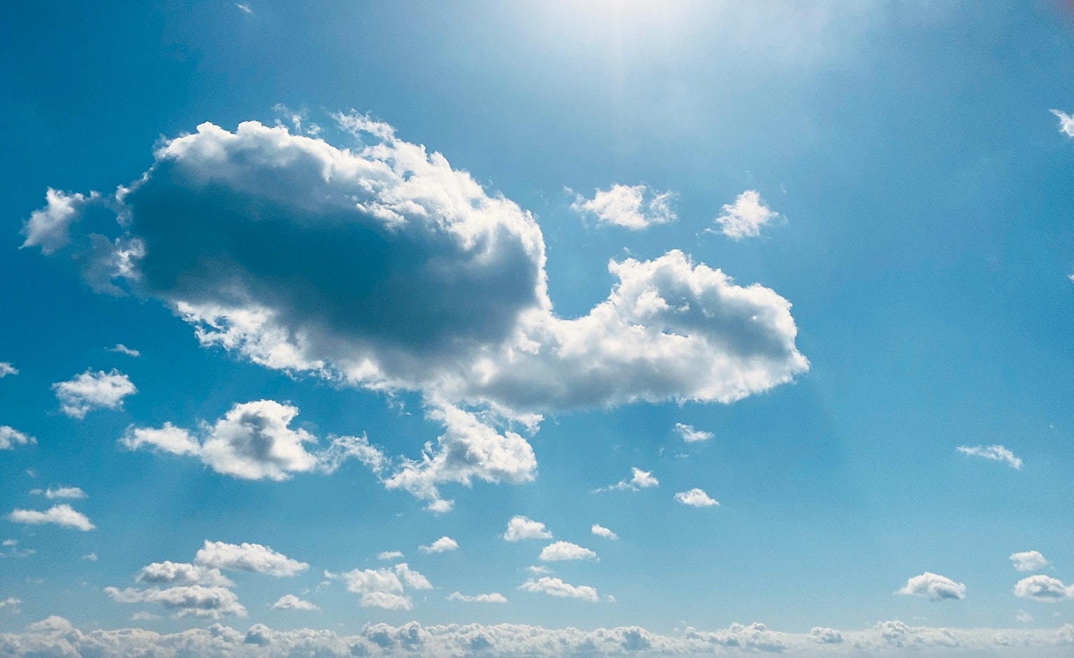 Nuages blancs flottant dans un ciel bleu