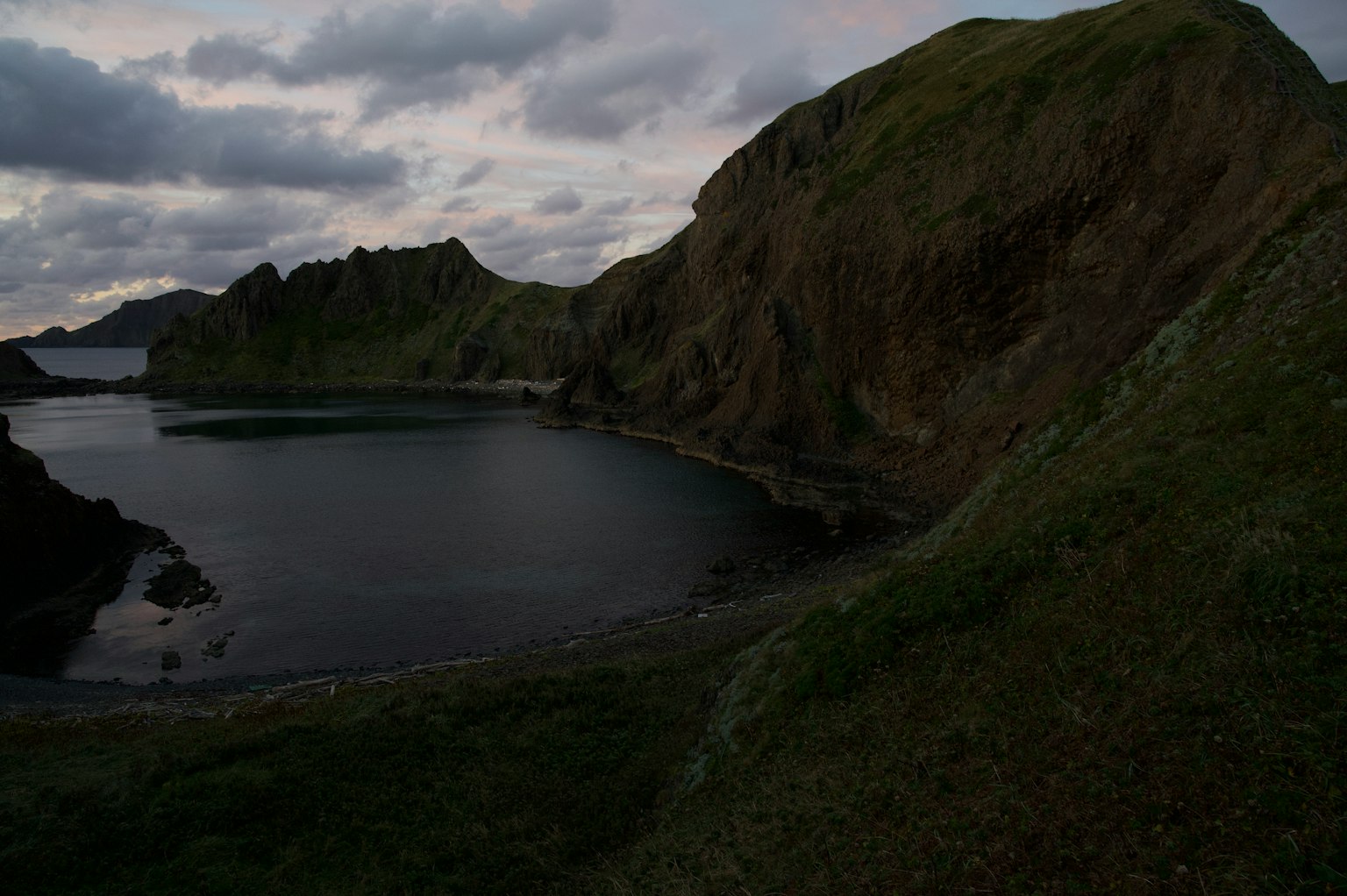 Vista panoramica di una costa rocciosa con una baia tranquilla