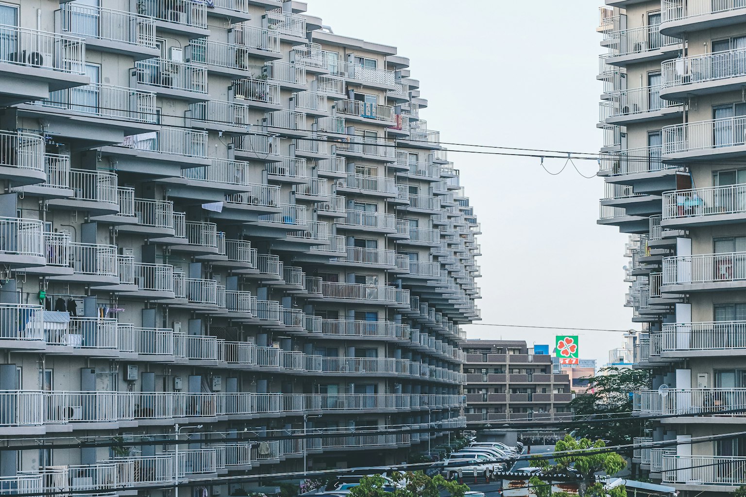 城市景观与排成一行的住宅建筑
