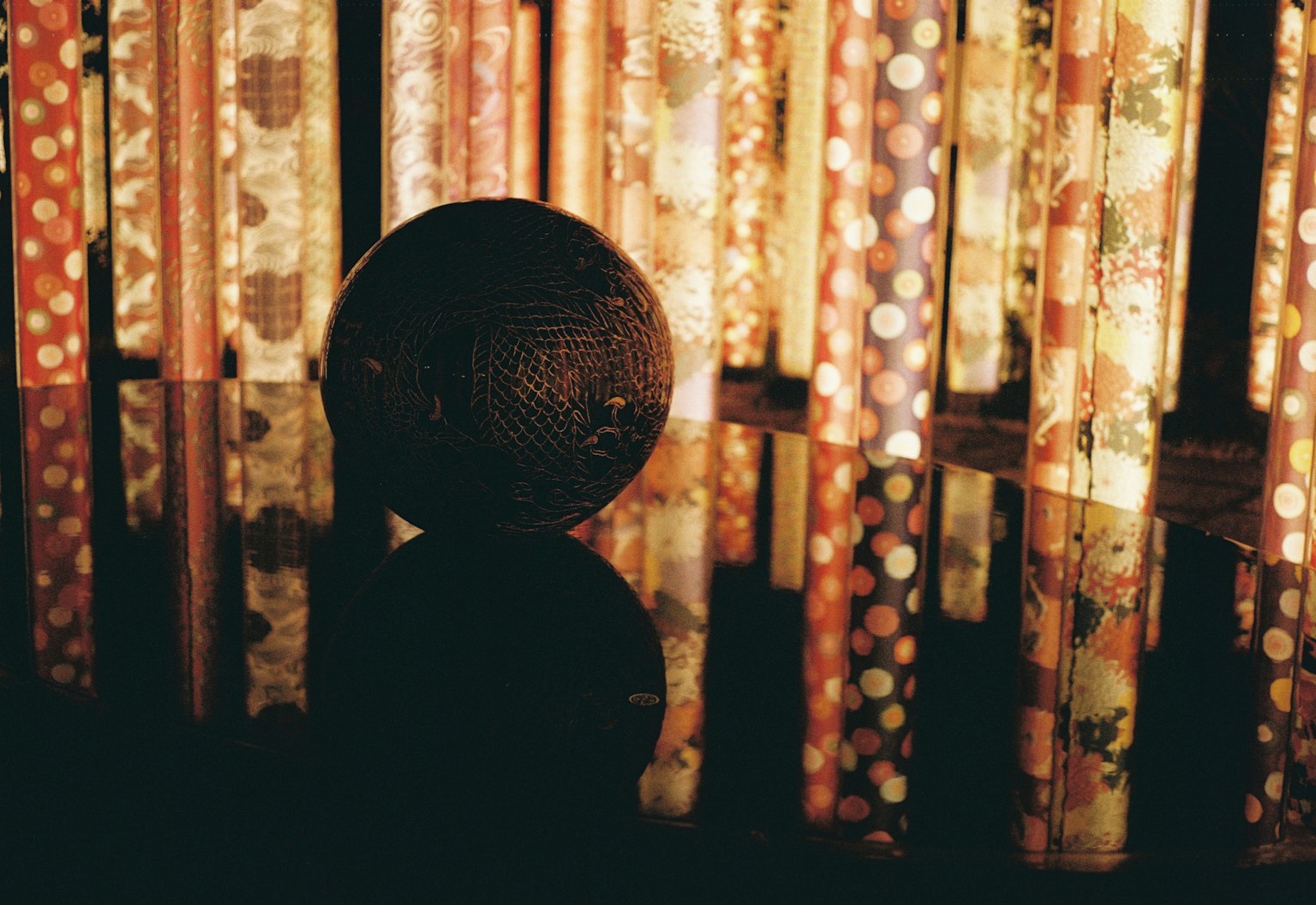 Esfera negra reflectante con luces de fondo coloridas y decoradas