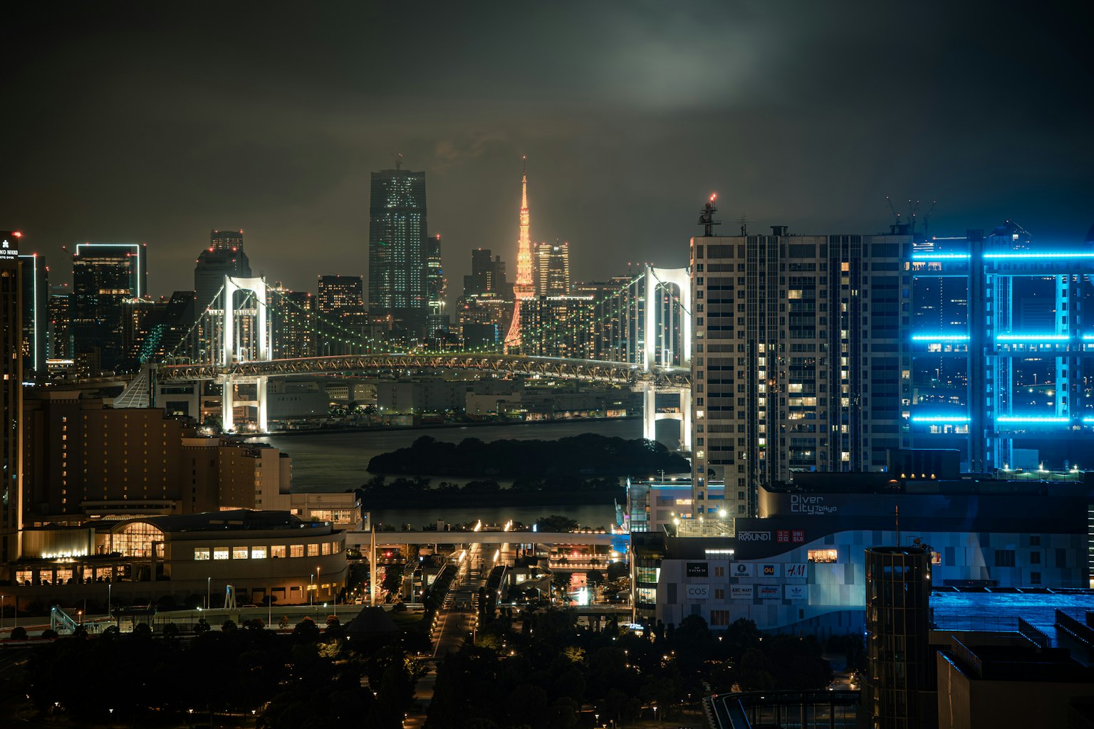 Vue nocturne sur la baie de Tokyo avec le pont Rainbow illuminé