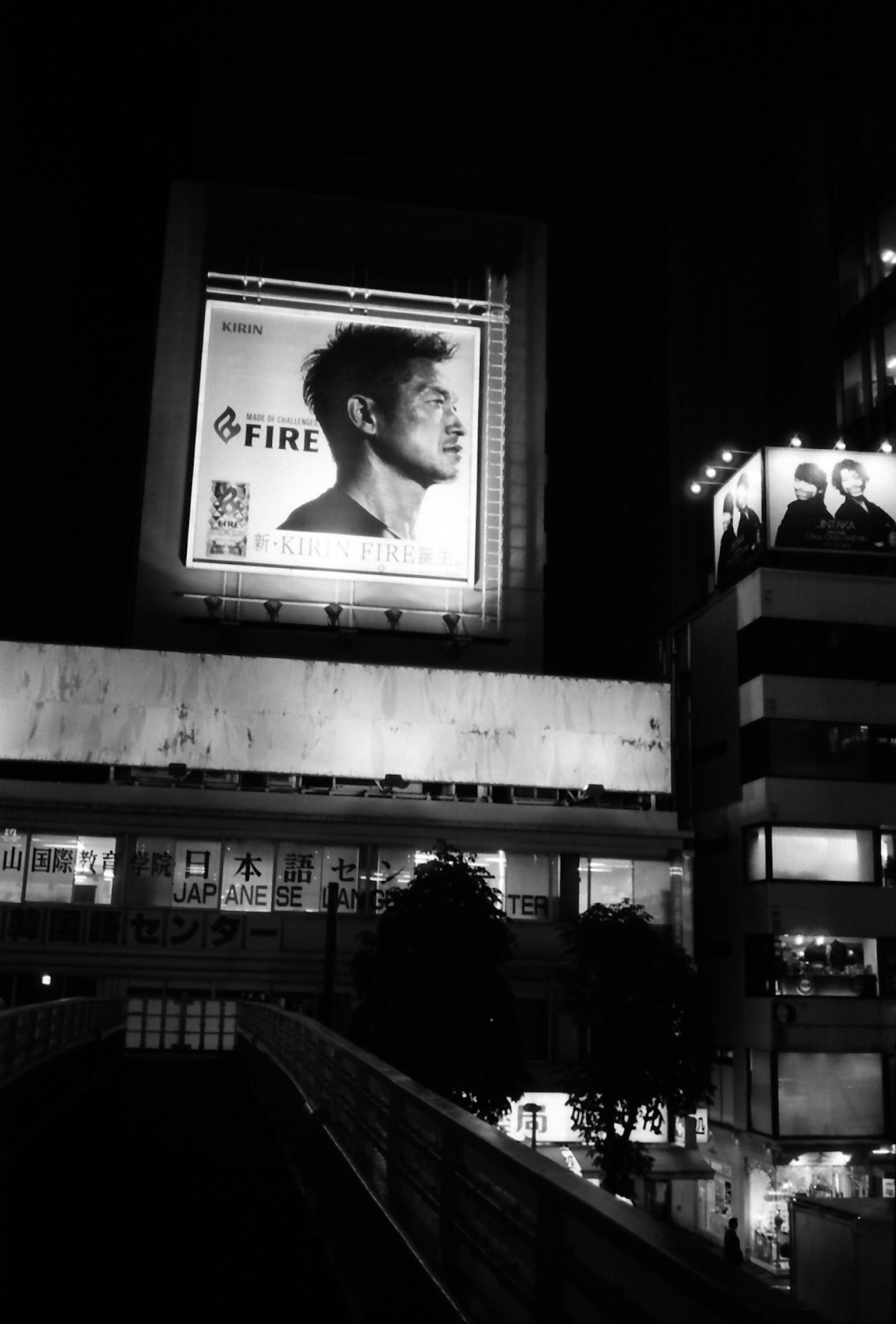 Grand panneau publicitaire de nuit avec le profil d'un homme