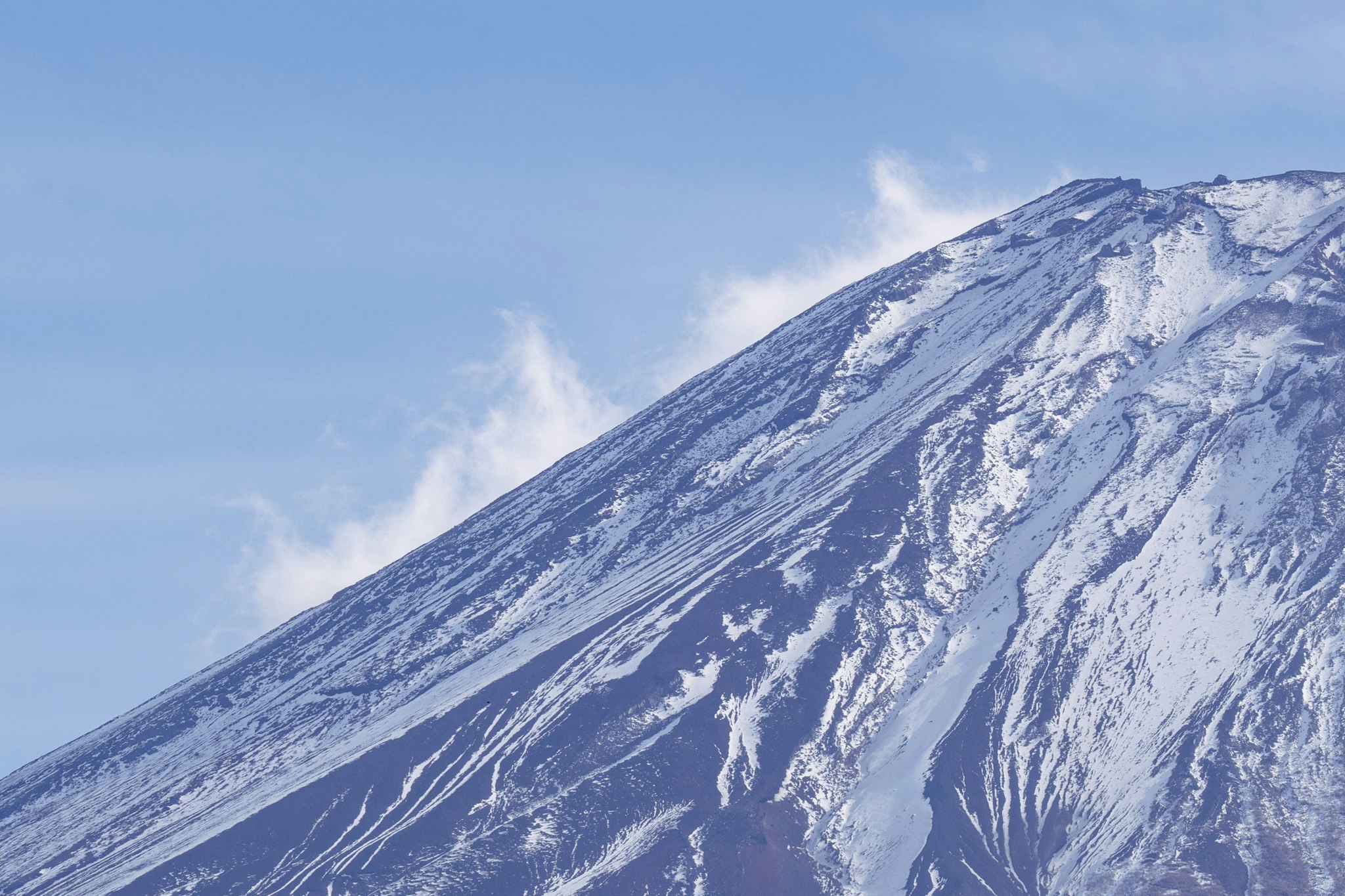 雪をかぶった富士山の山腹のアップ