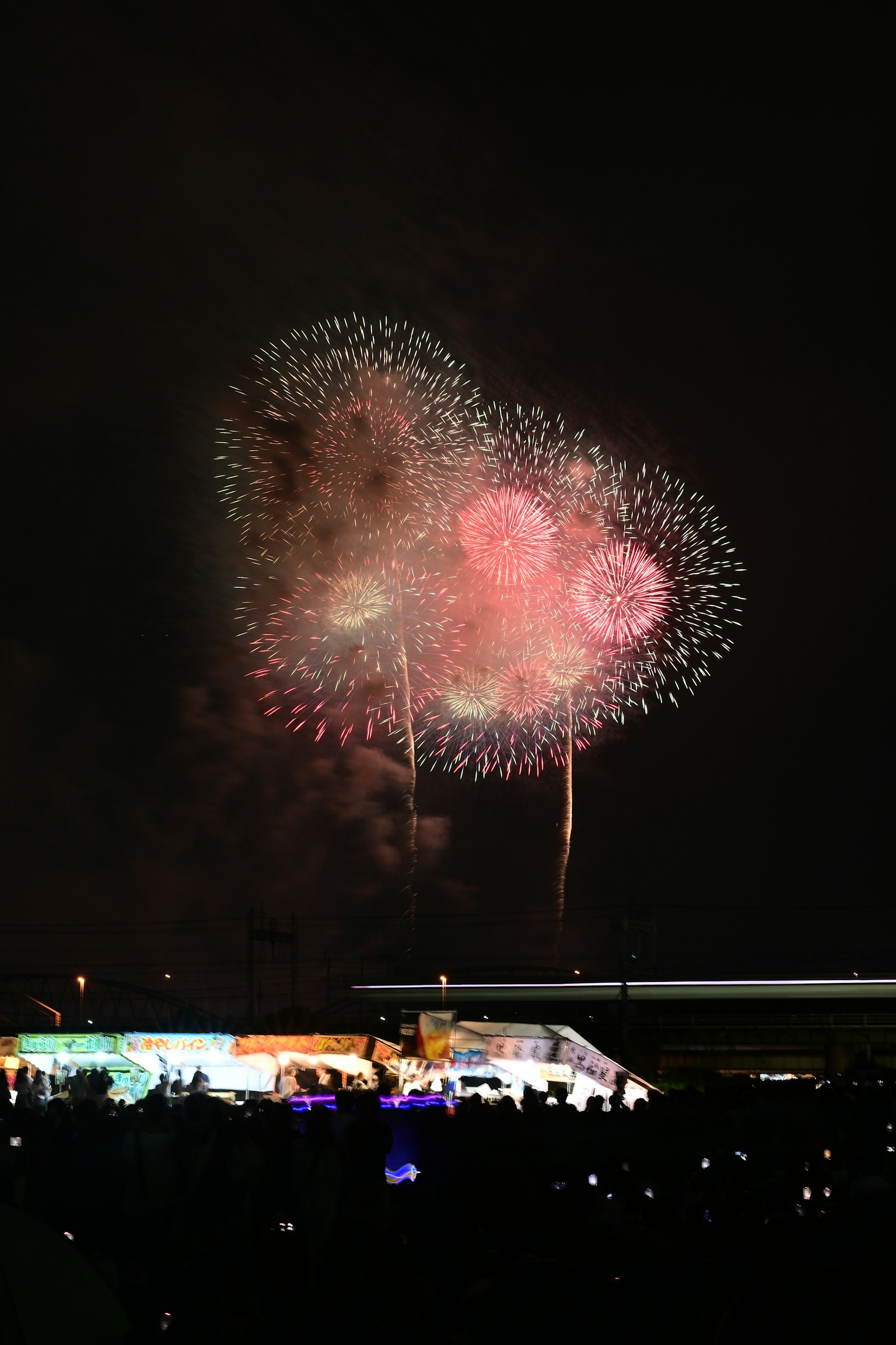 Des feux d'artifice en forme de cœur illuminent le ciel nocturne
