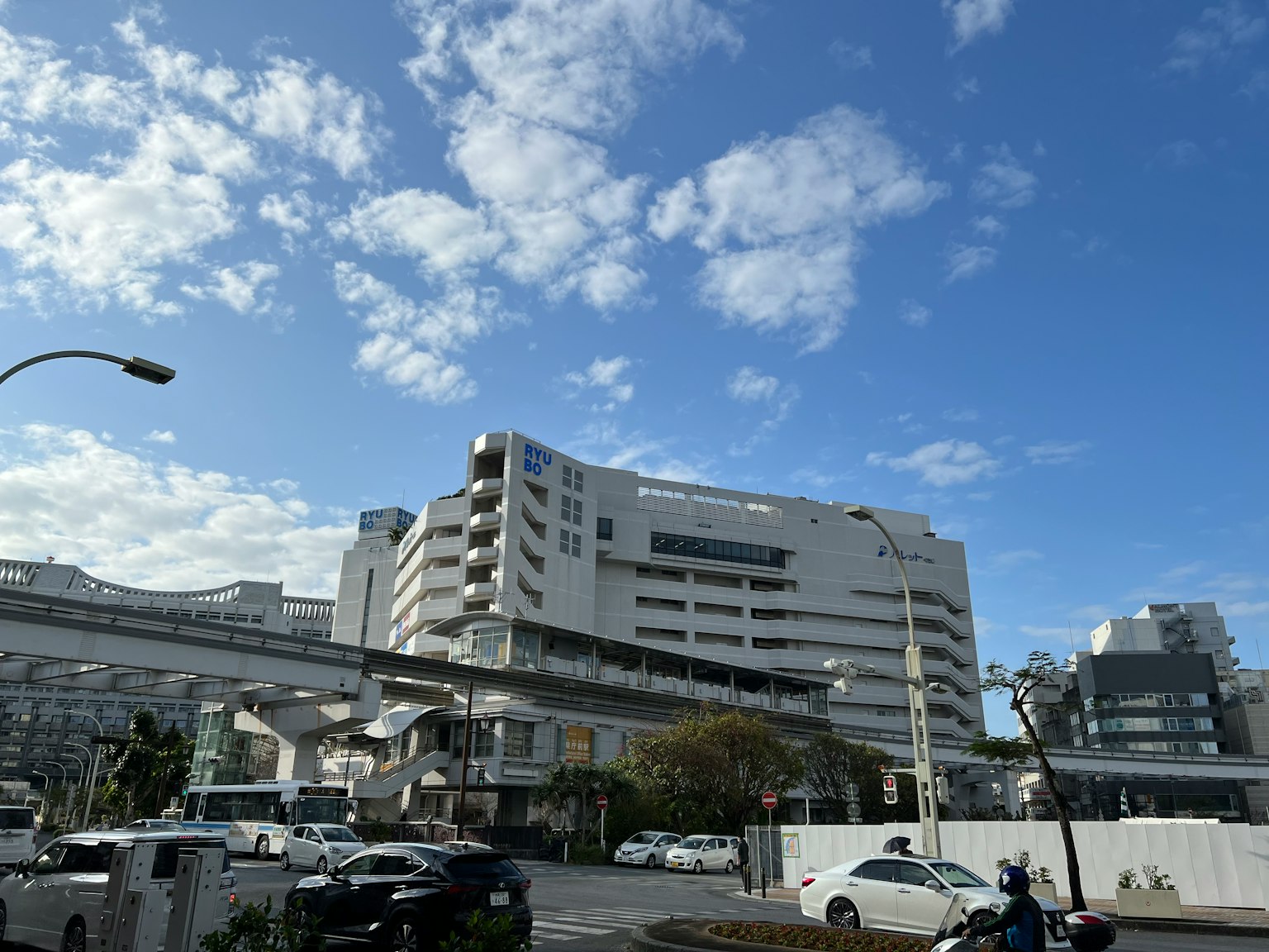 现代建筑在蓝天和白云下与交通