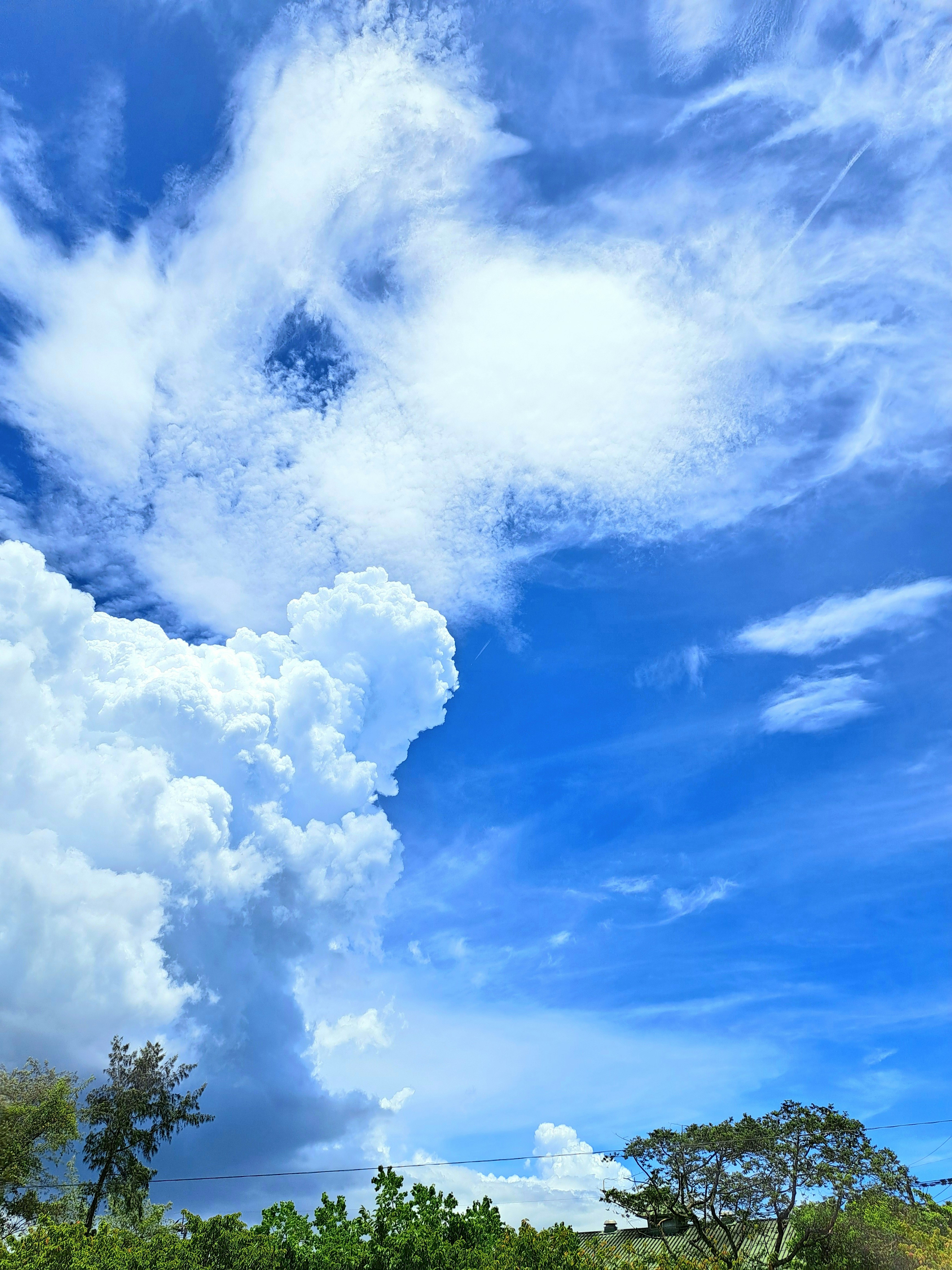 夏日藍天與蓬鬆白雲的天空景象