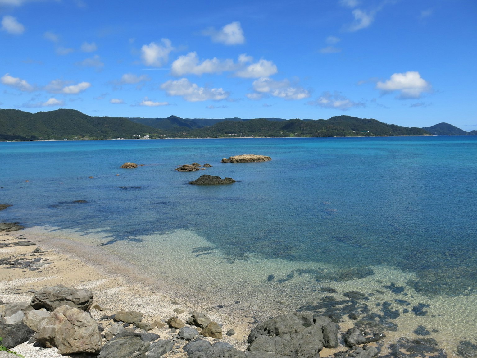 清澈的藍色海洋與寧靜的沙灘風景