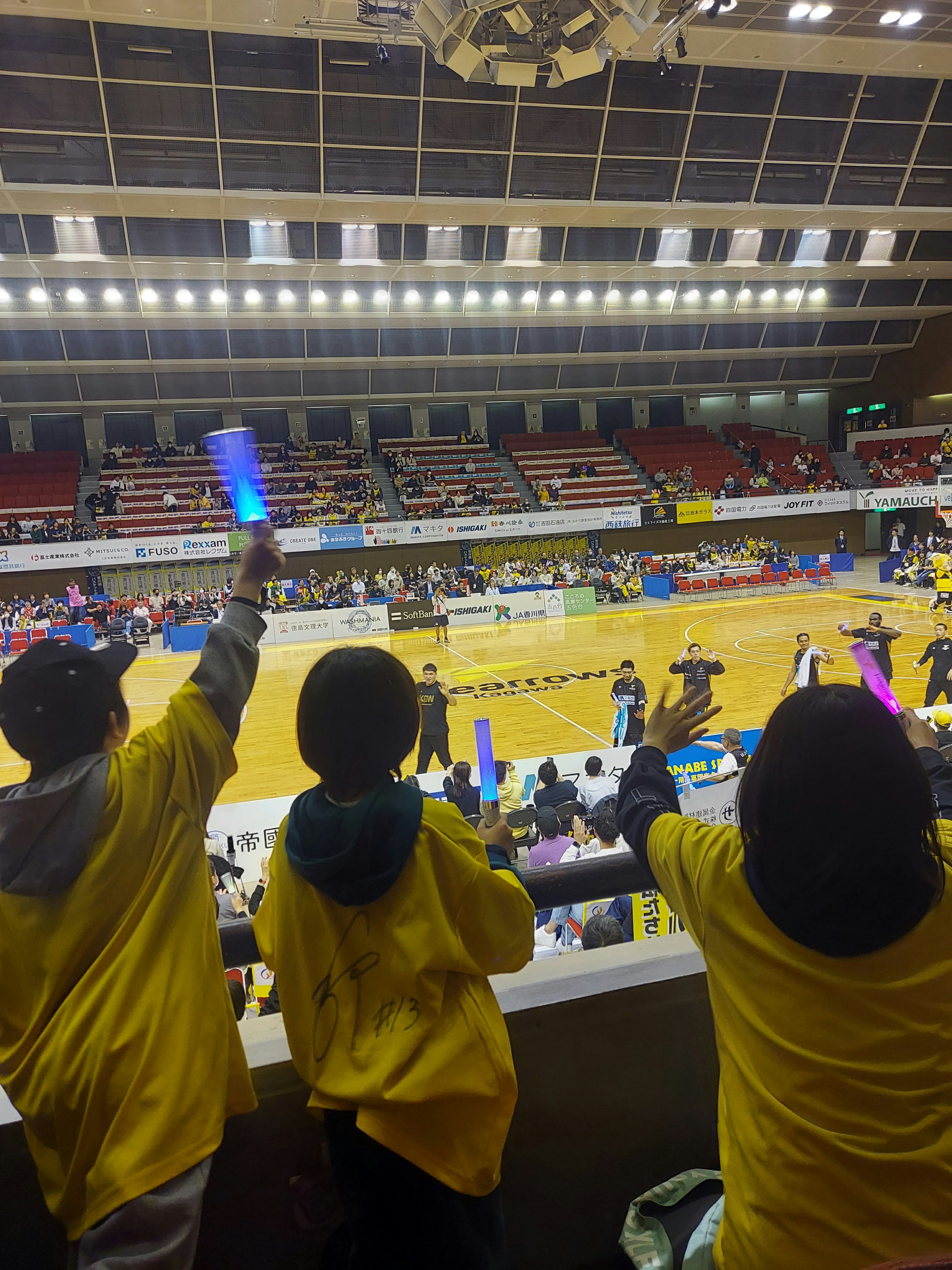 Arène de basket-ball avec des spectateurs qui encouragent autour du terrain