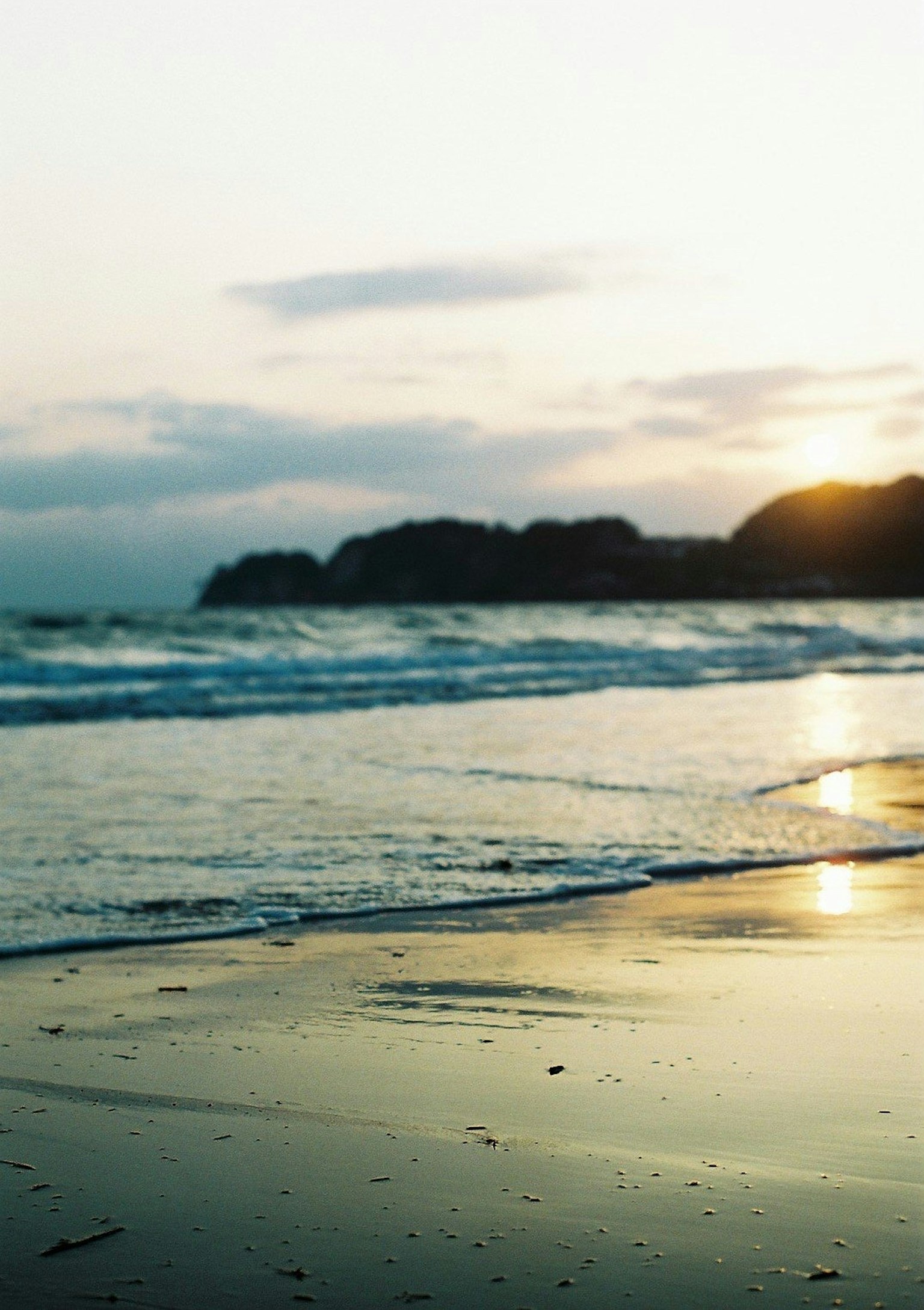 Hermoso paisaje marino al atardecer olas rompiendo en la playa