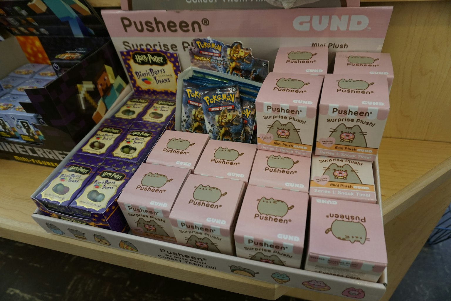 Pajangan mainan plush Pusheen di rak toko