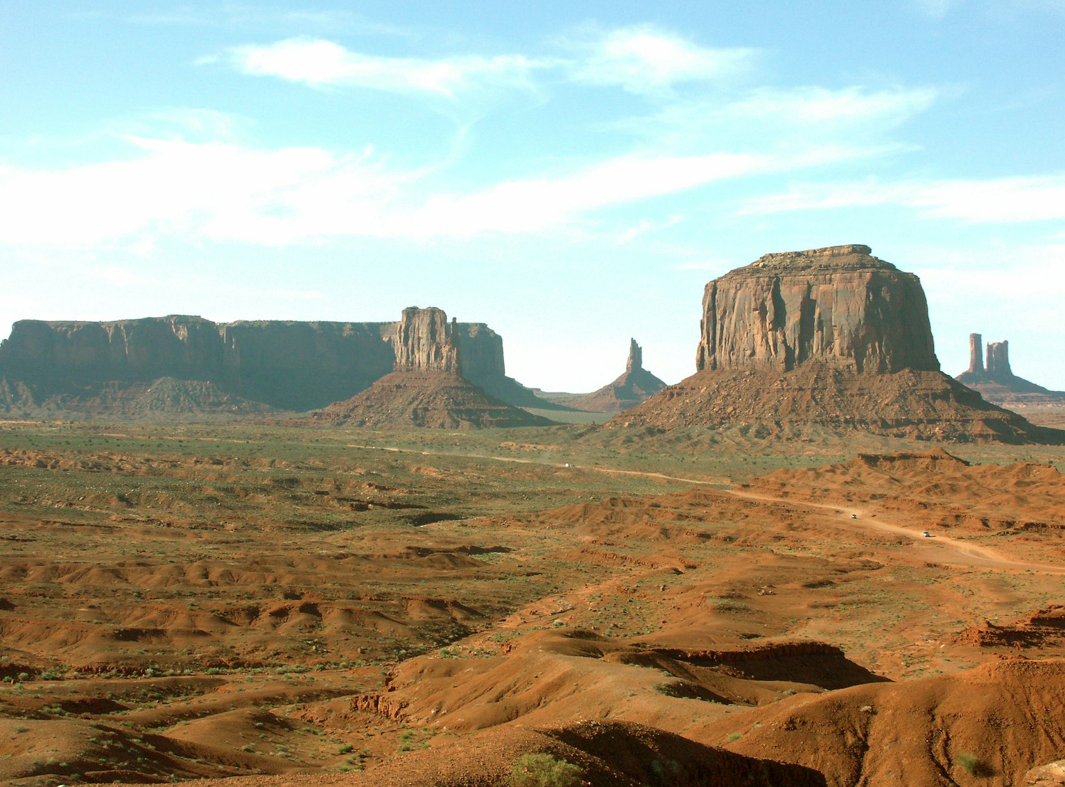 Lanskap gurun merah yang luas di Monument Valley dengan formasi batu unik