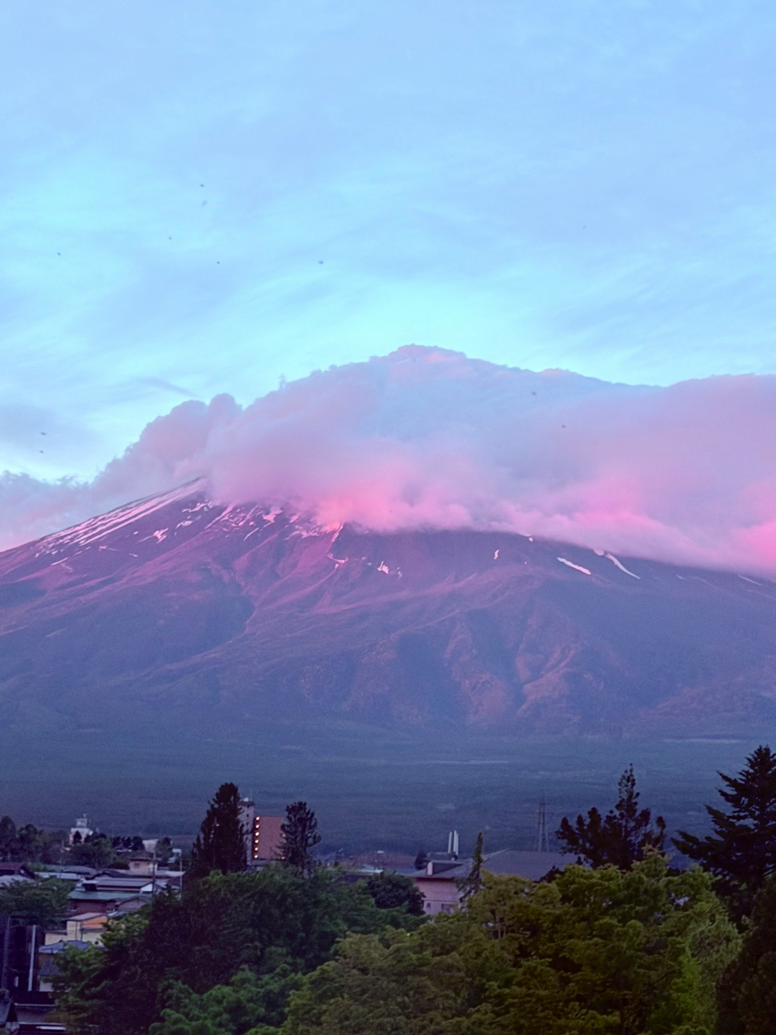 富士山にかかる朝夕の淡い雲と山肌の色彩