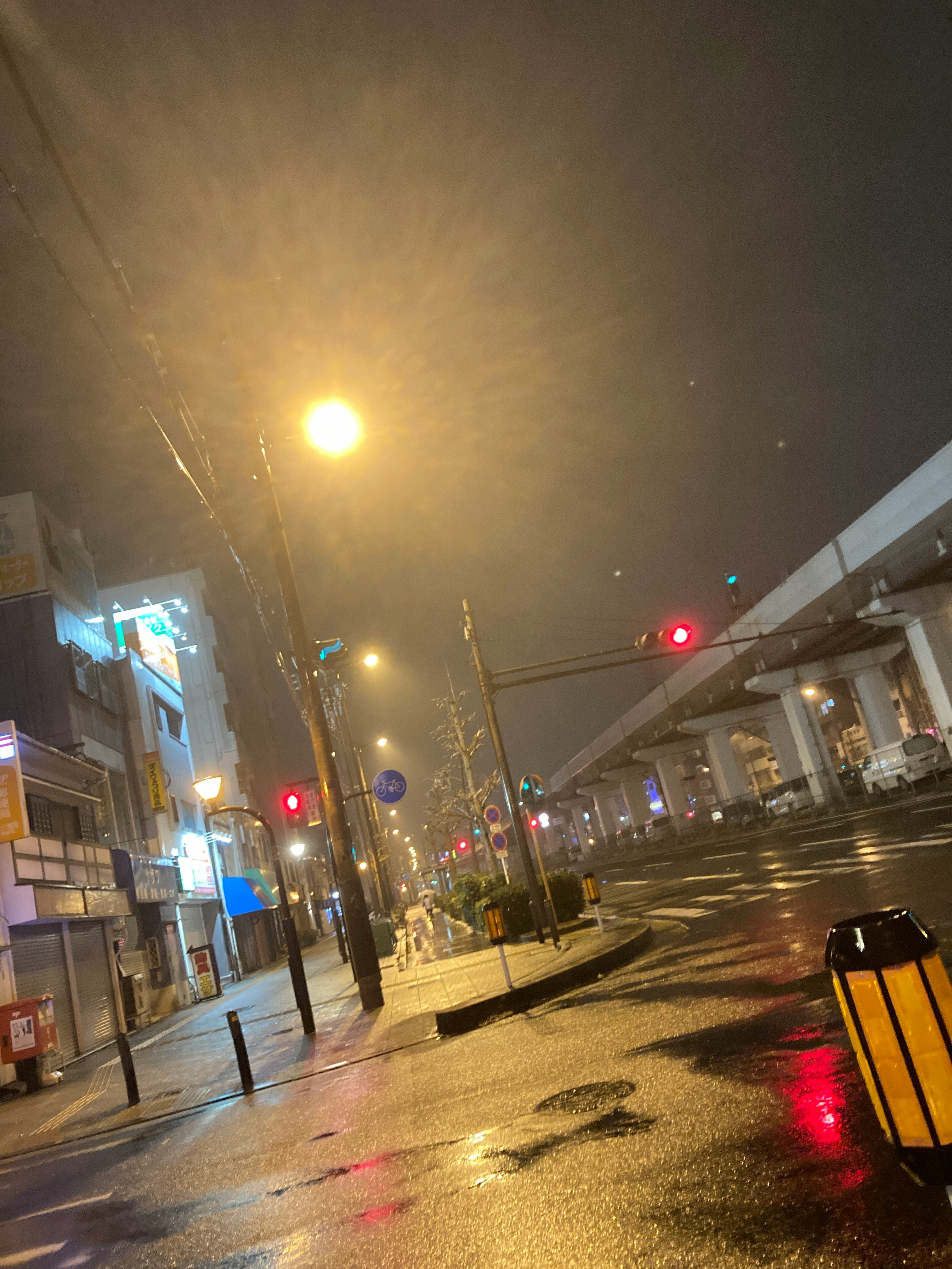 夜の街灯と高架のある幹線道路の交差点