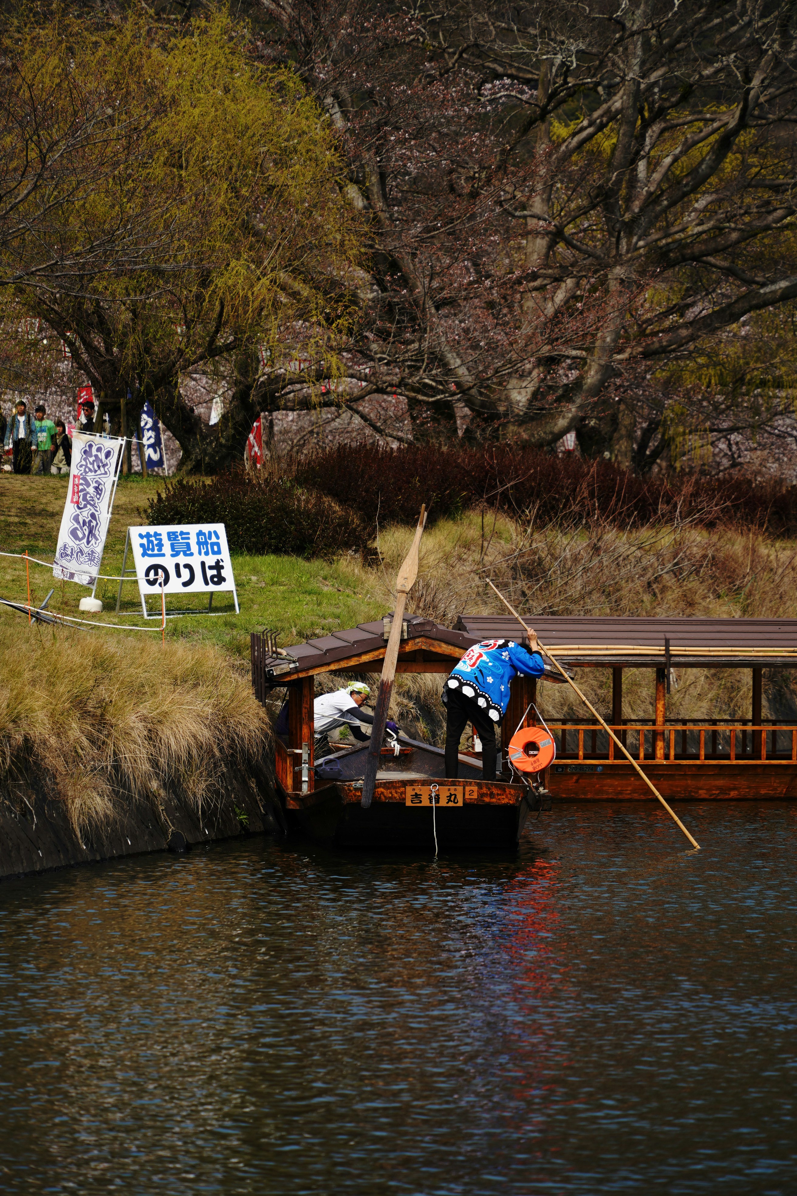 錦帯橋の川沿いで屋形舟が停泊する景色