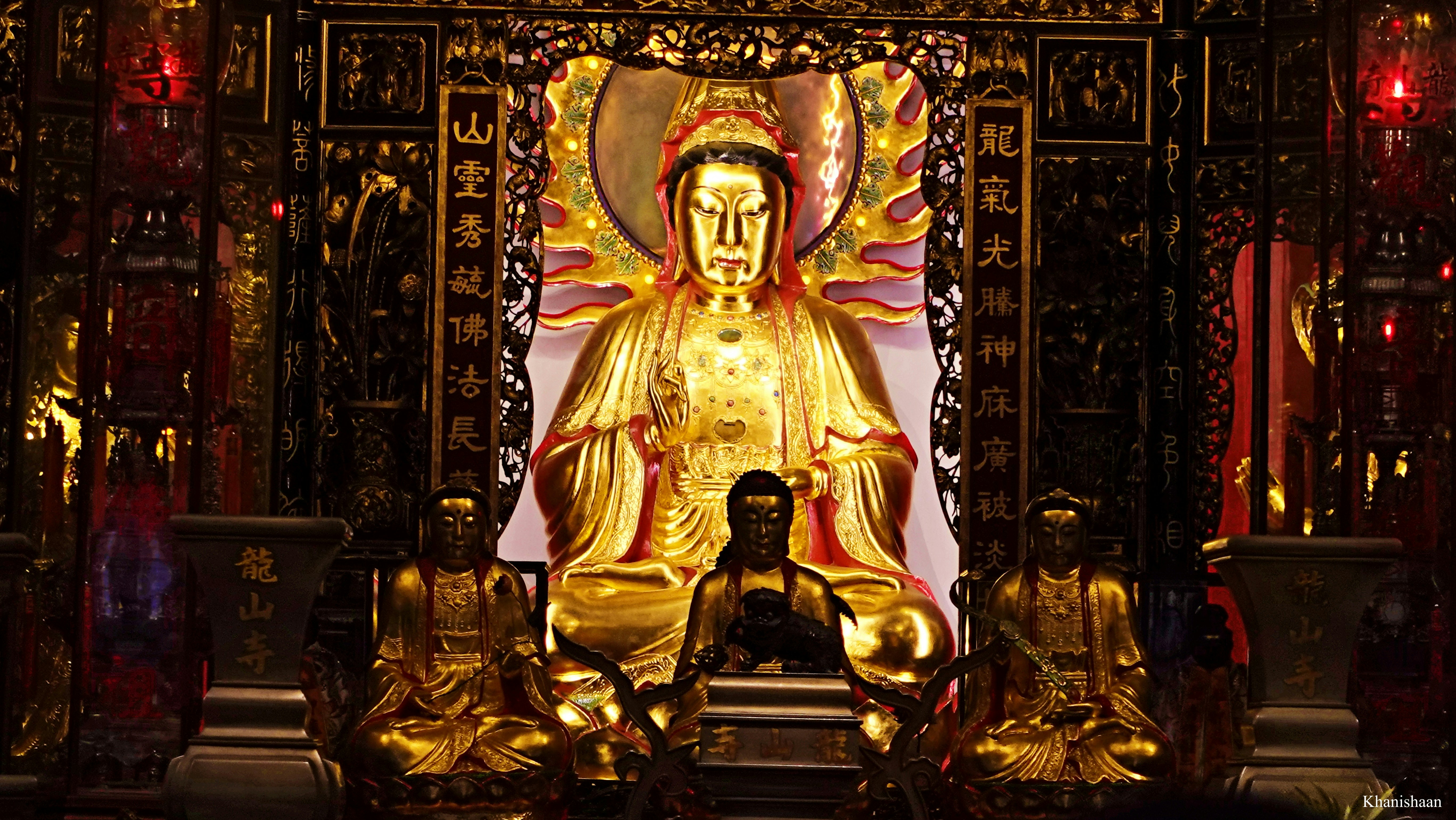 金色の仏像が安置された薄暗い寺院の祭壇