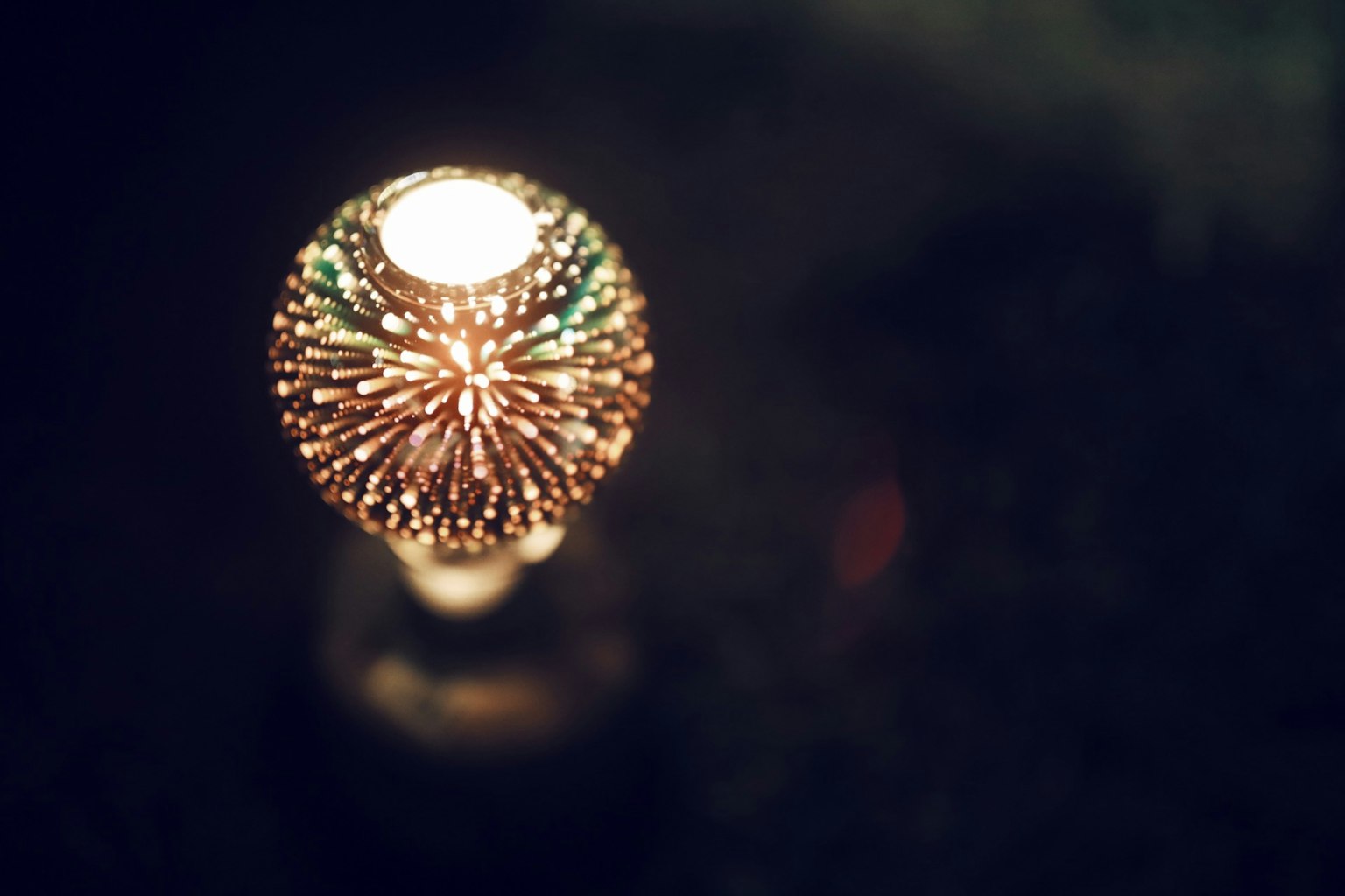Lampada decorativa che emette luce con un design intricato