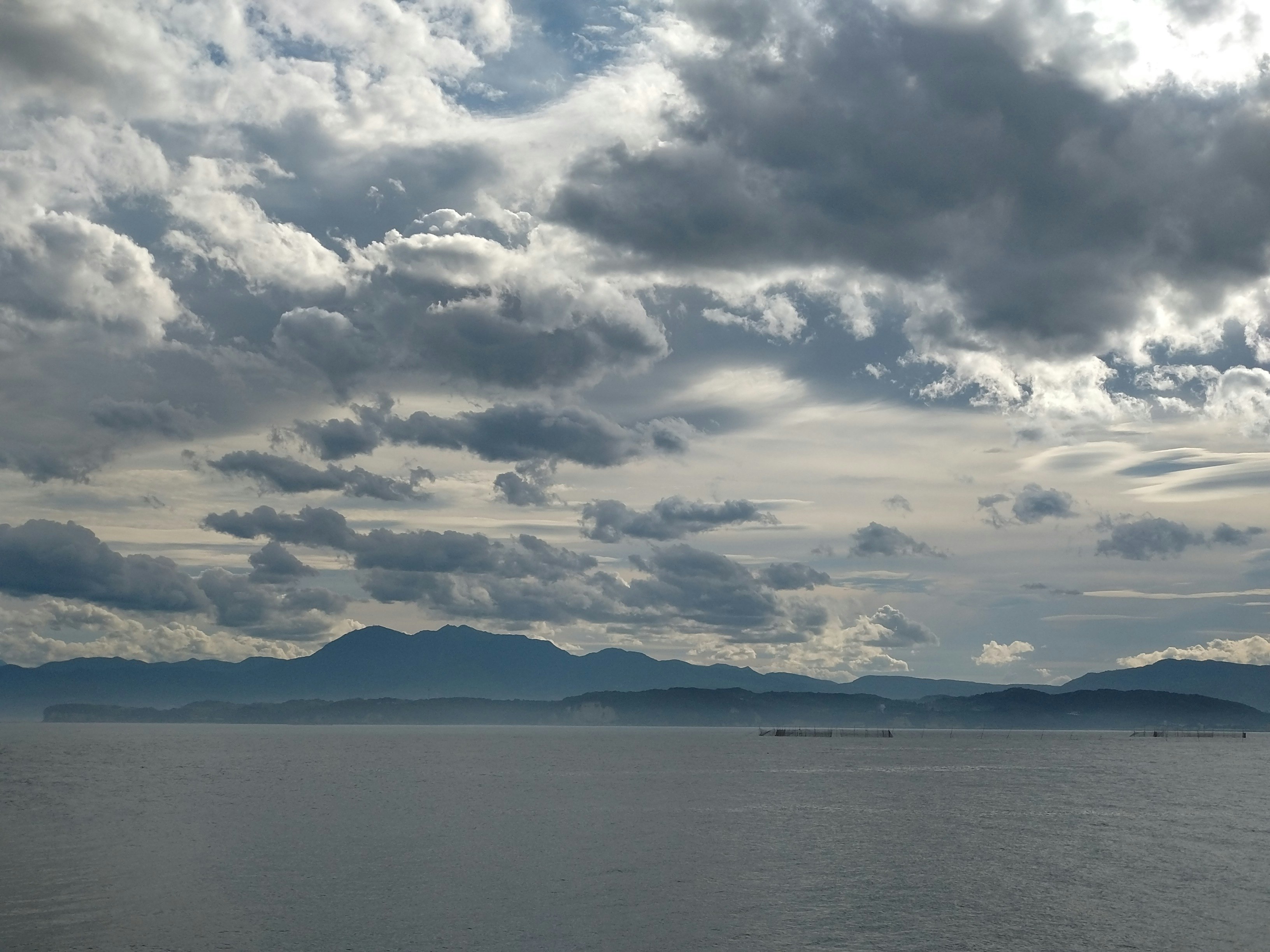 海と遠くの山並みが広がる湾の風景