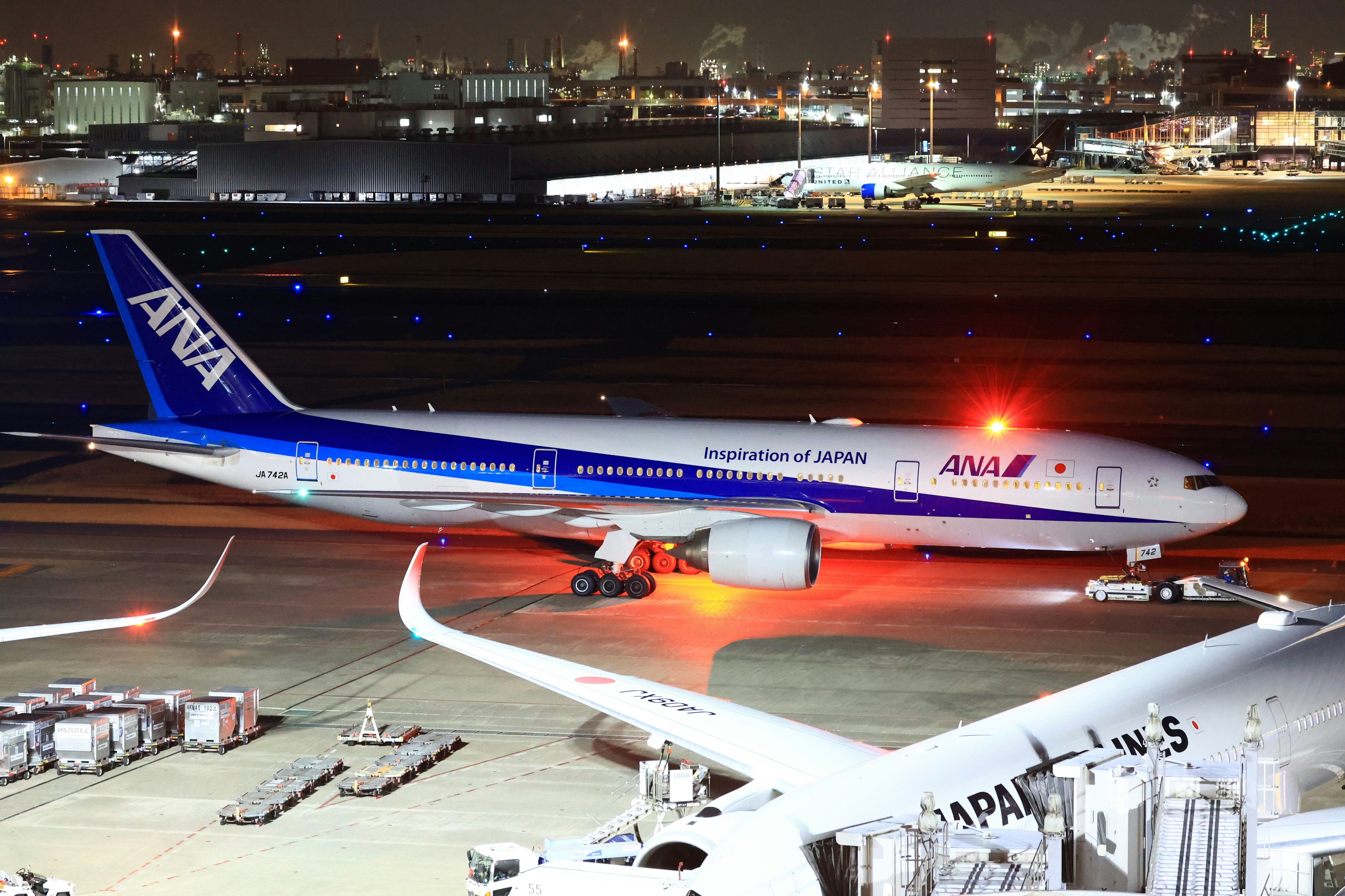 羽田空港でANAの旅客機が地上滑走する夜景