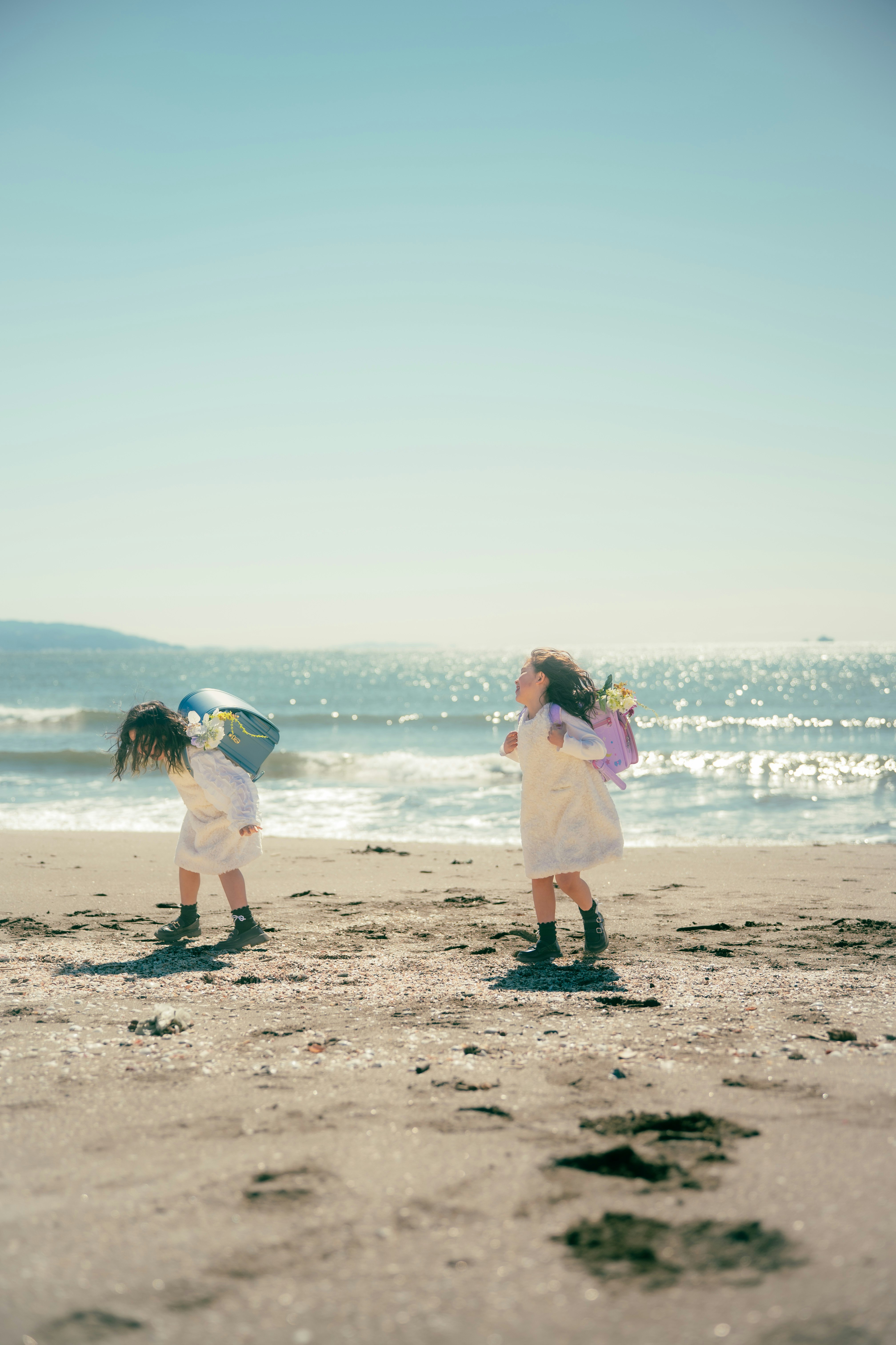 bambini che giocano su una spiaggia di sabbia sul mare