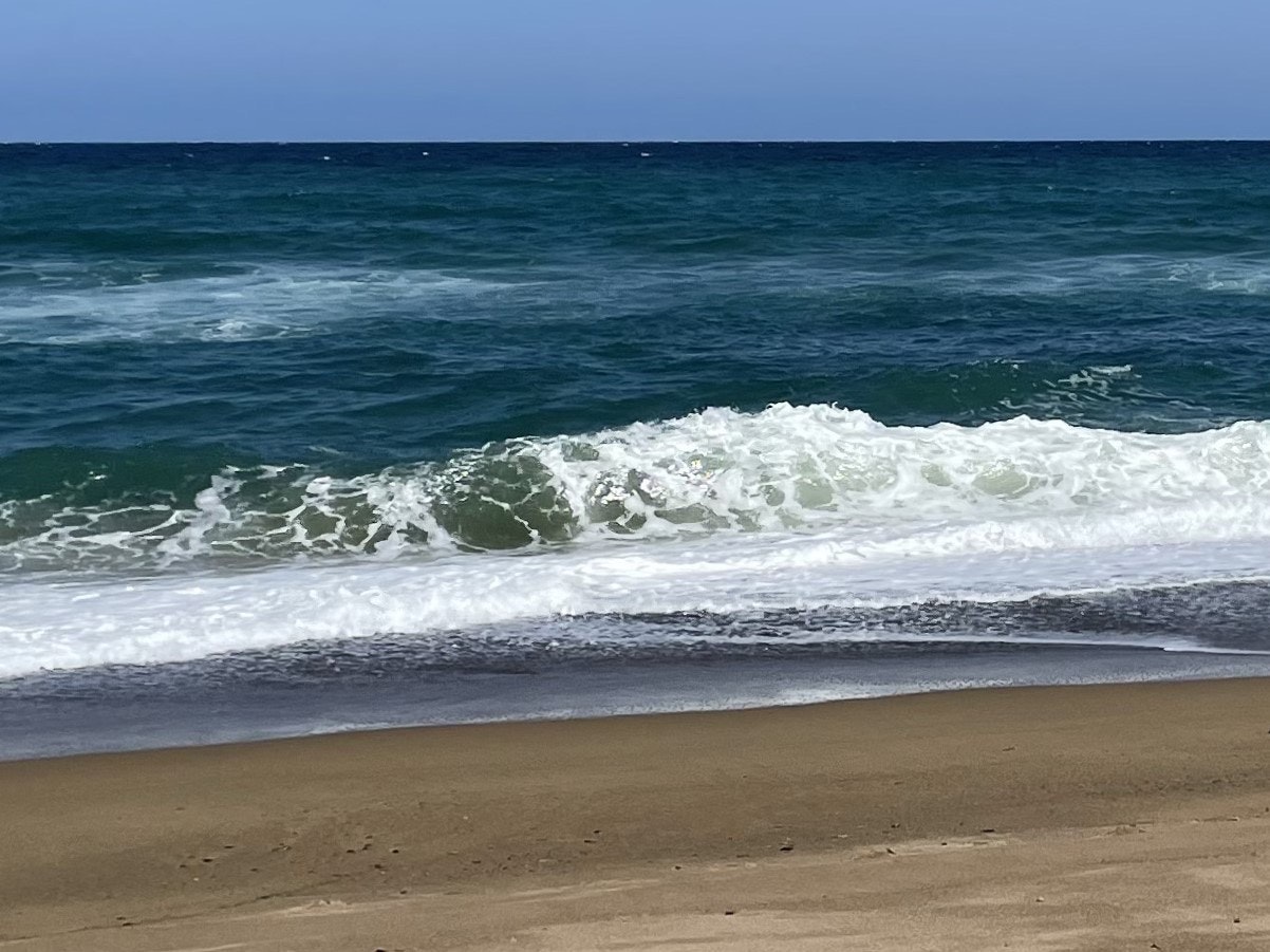 白色浪花拍打海岸的瞬間