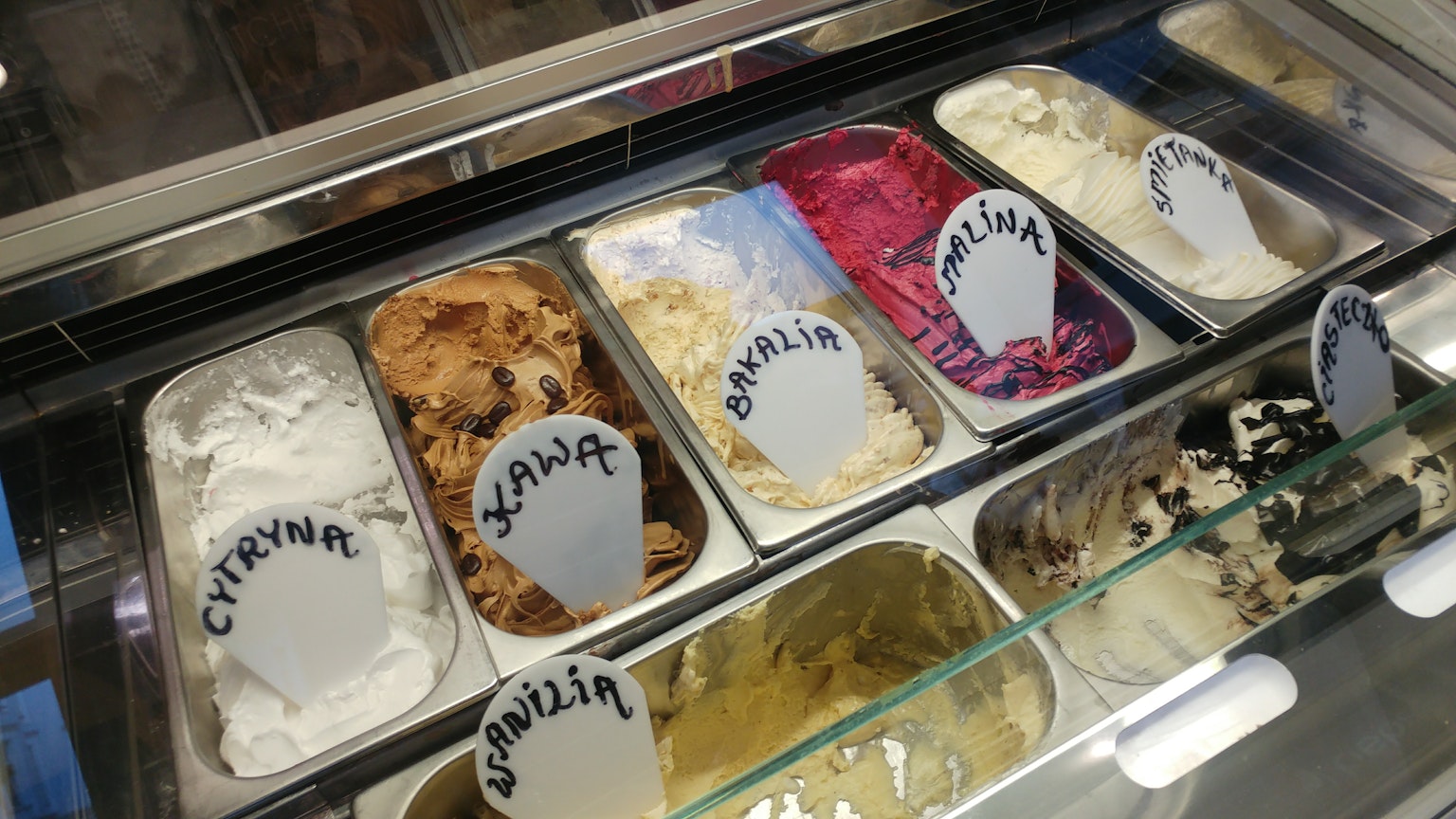 Esposizione colorata di gelato con gusti etichettati