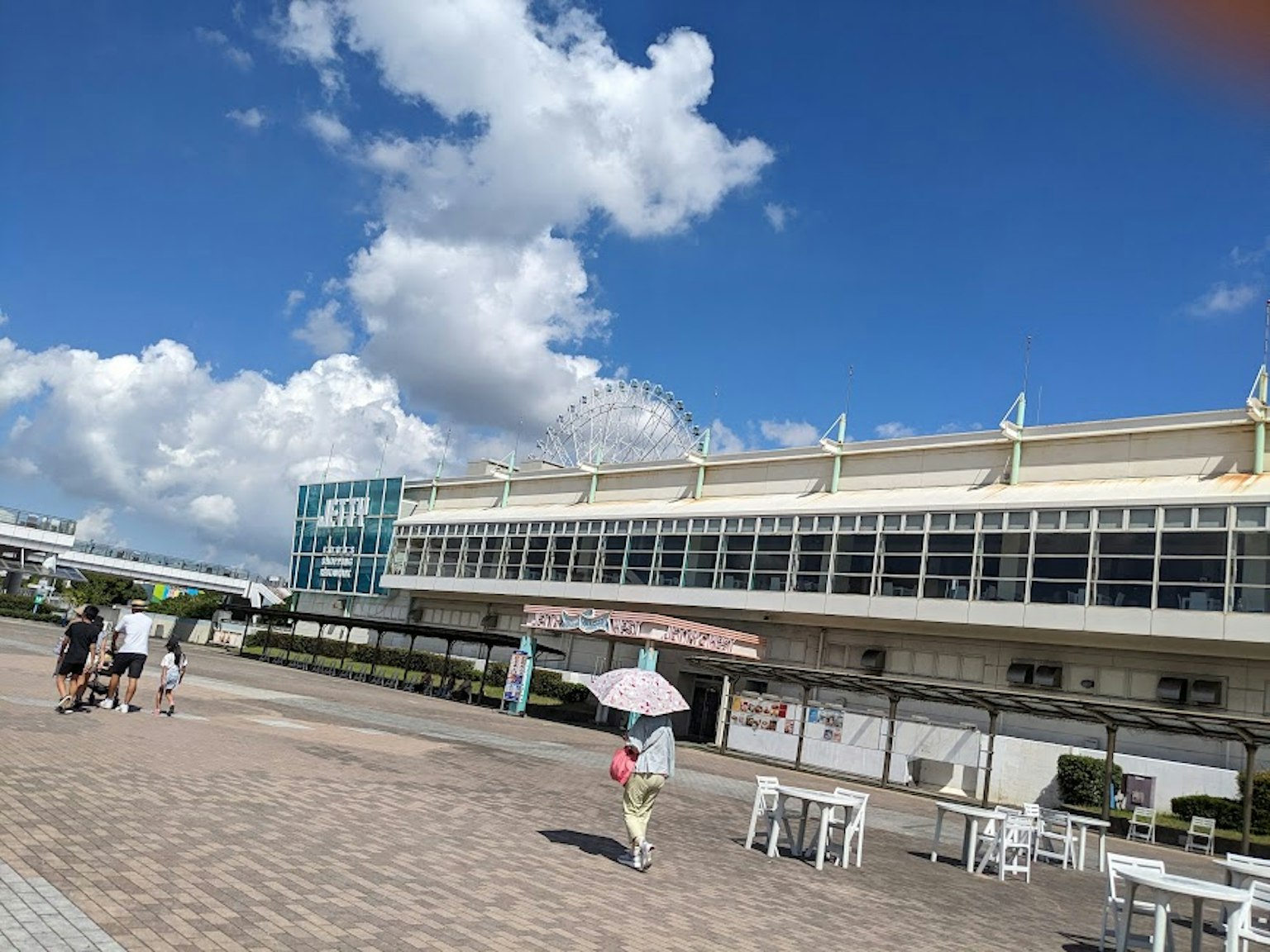 在晴朗藍天和蓬鬆雲彩下的公共廣場與建築