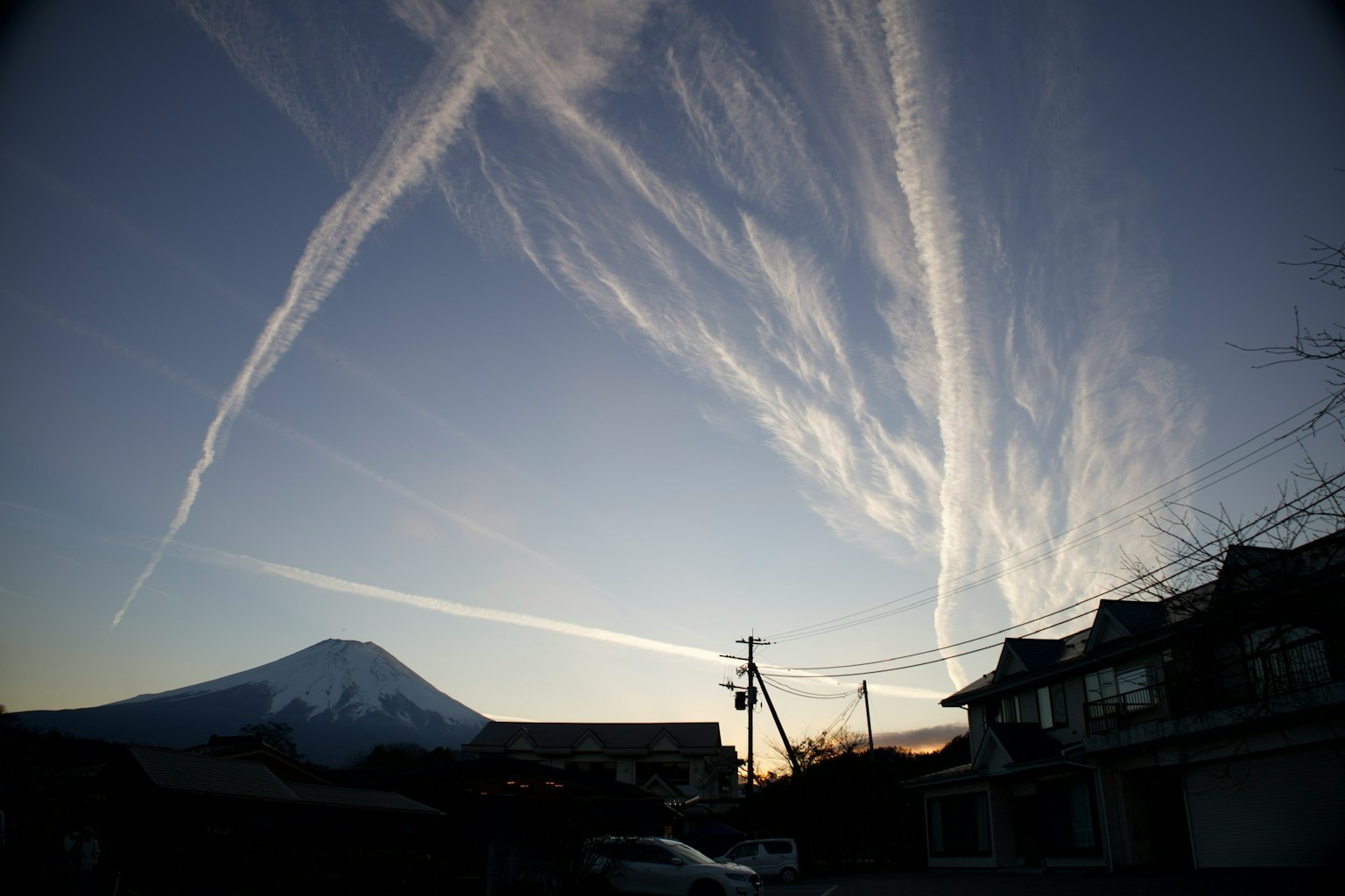 Vista escénica del Monte Fuji con estelas de avión en un cielo al atardecer