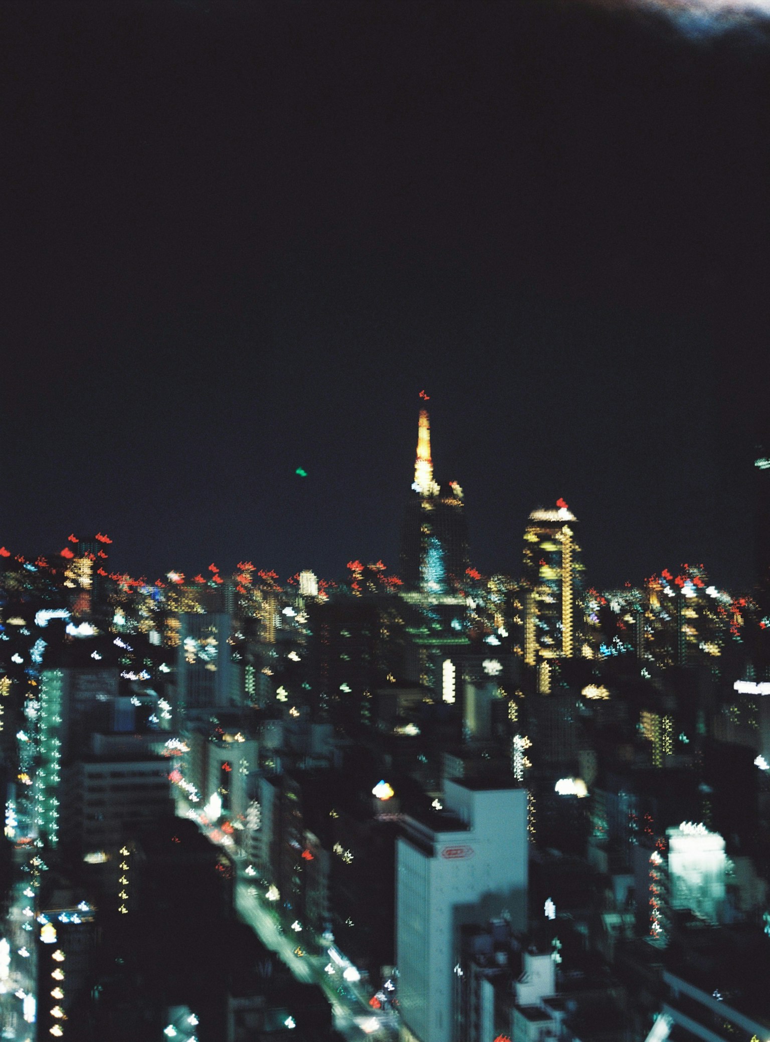 Vista nocturna del horizonte de Tokio con edificios iluminados