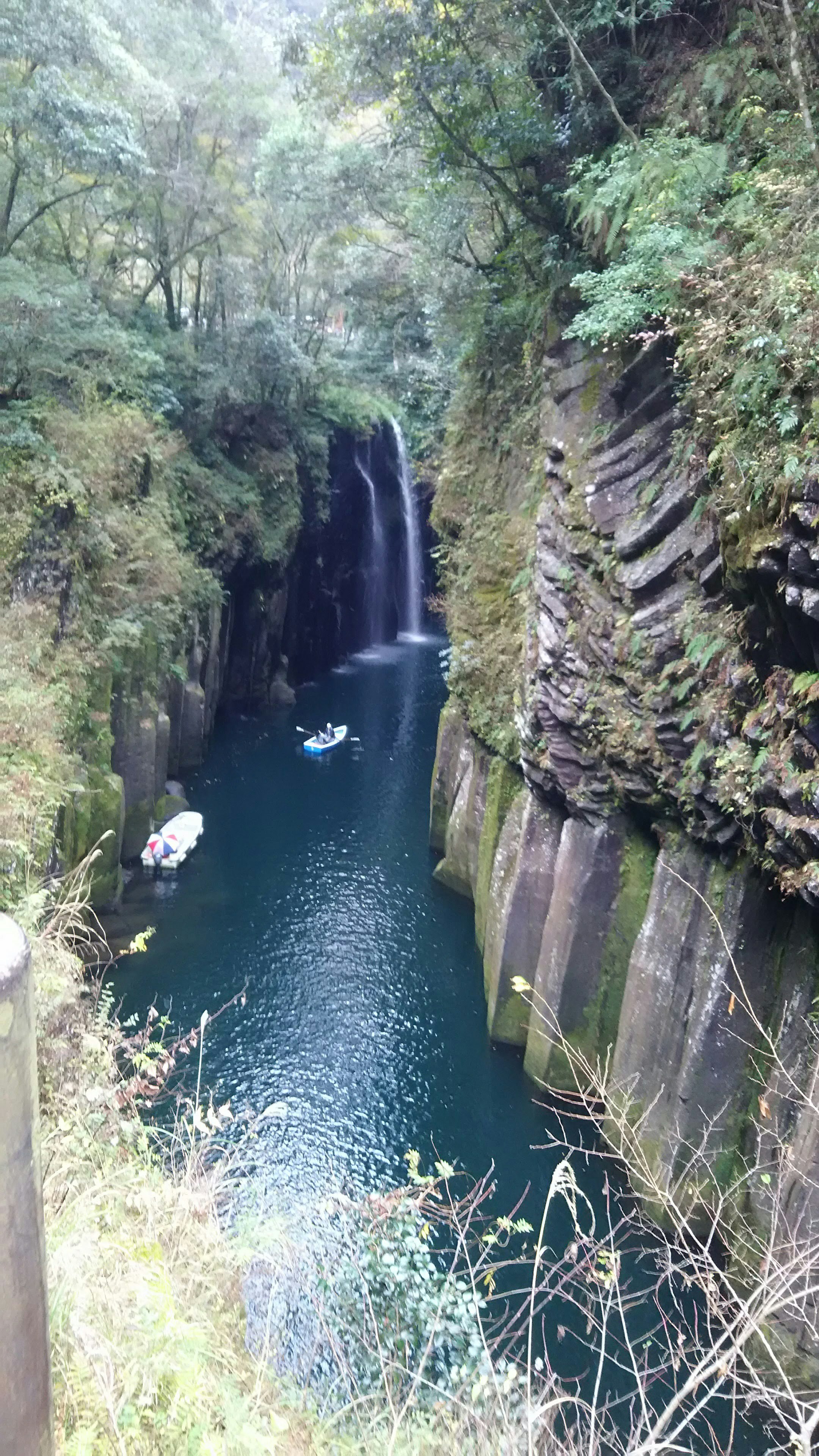 渓谷を流れる滝と川のある自然の景観