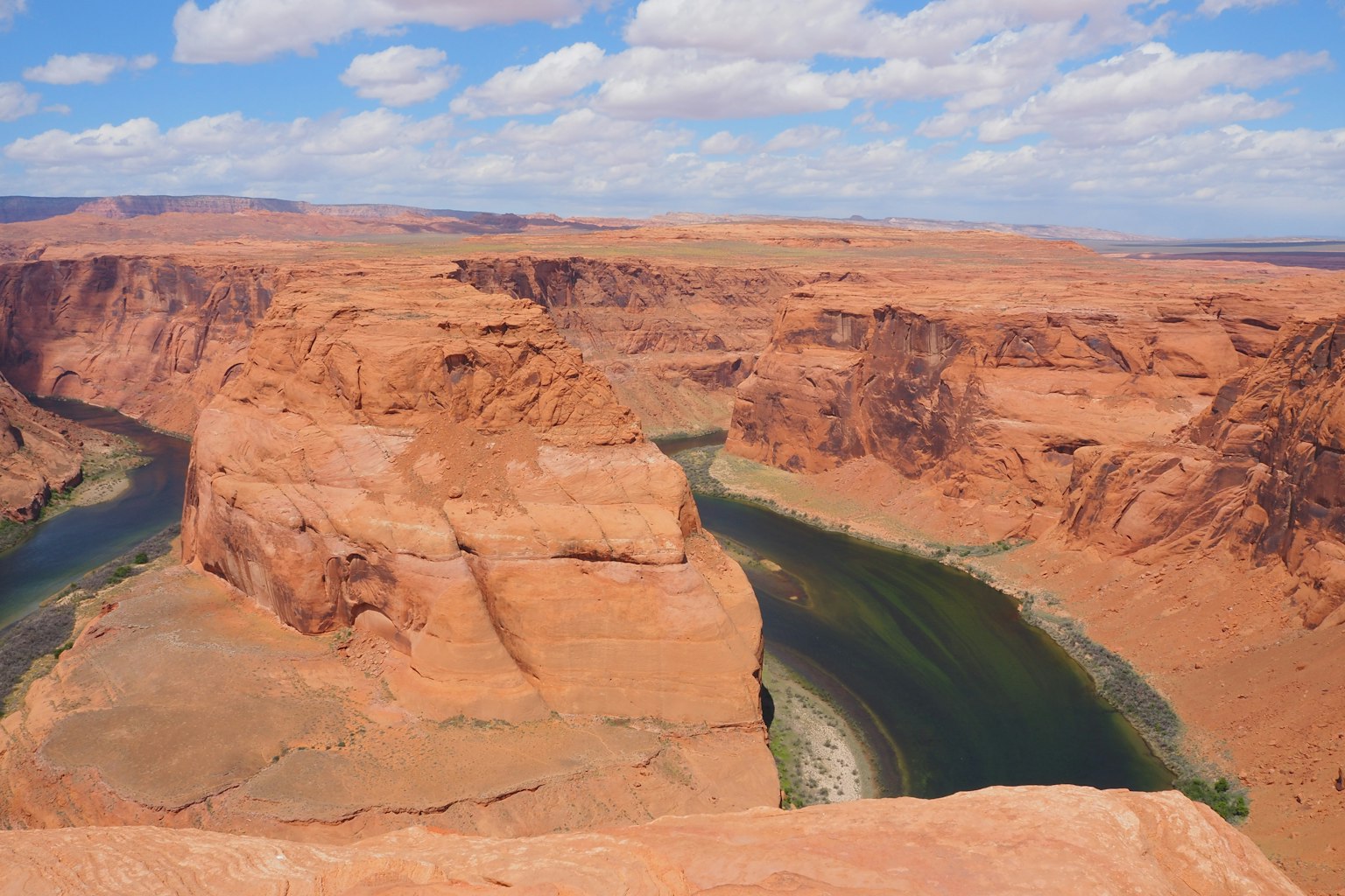 Beeindruckende Aussicht auf Horseshoe Bend mit roten Felsformationen und einem gewundenen Fluss