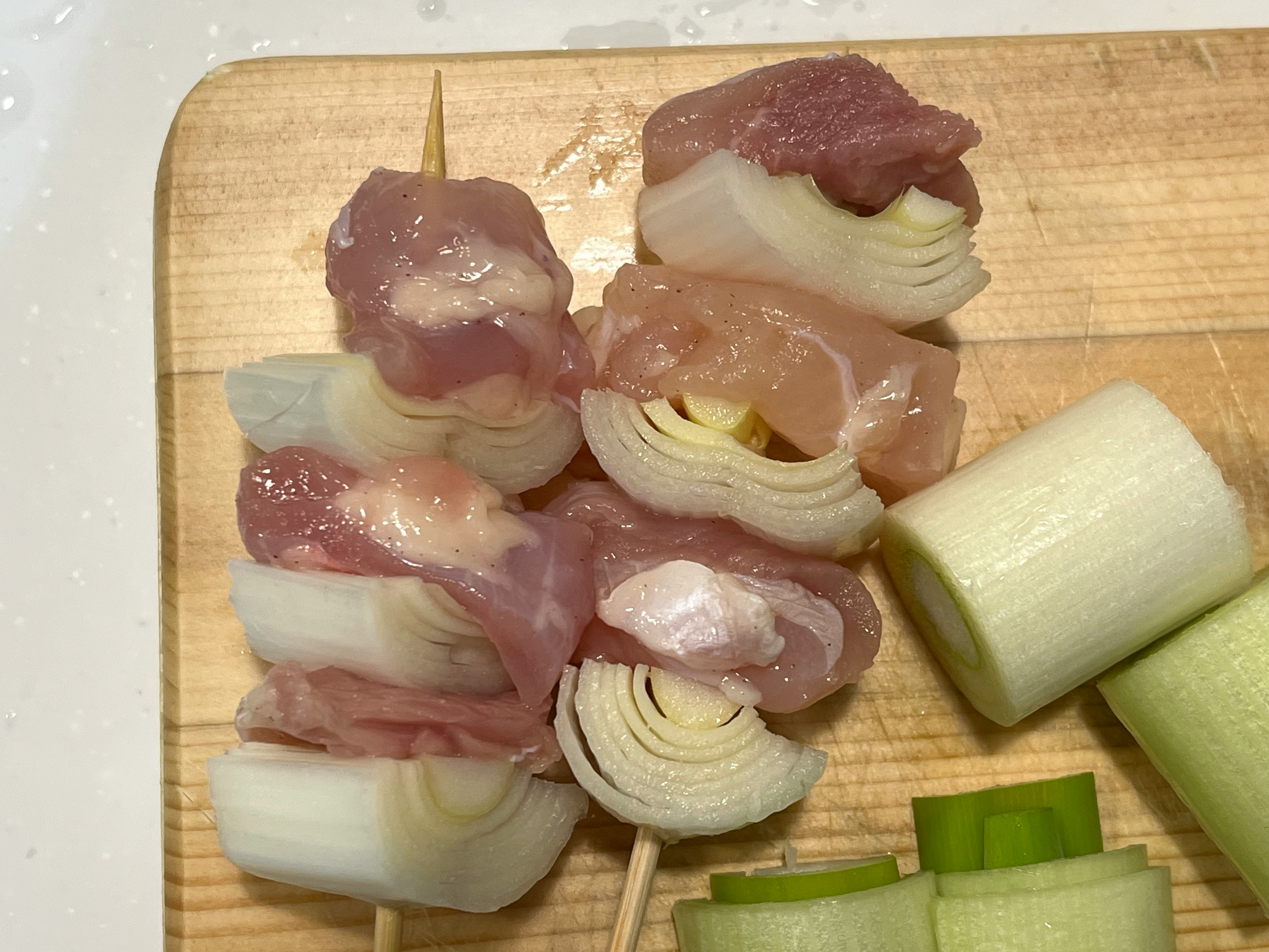 oignons verts et porc émincés sur une planche à découper