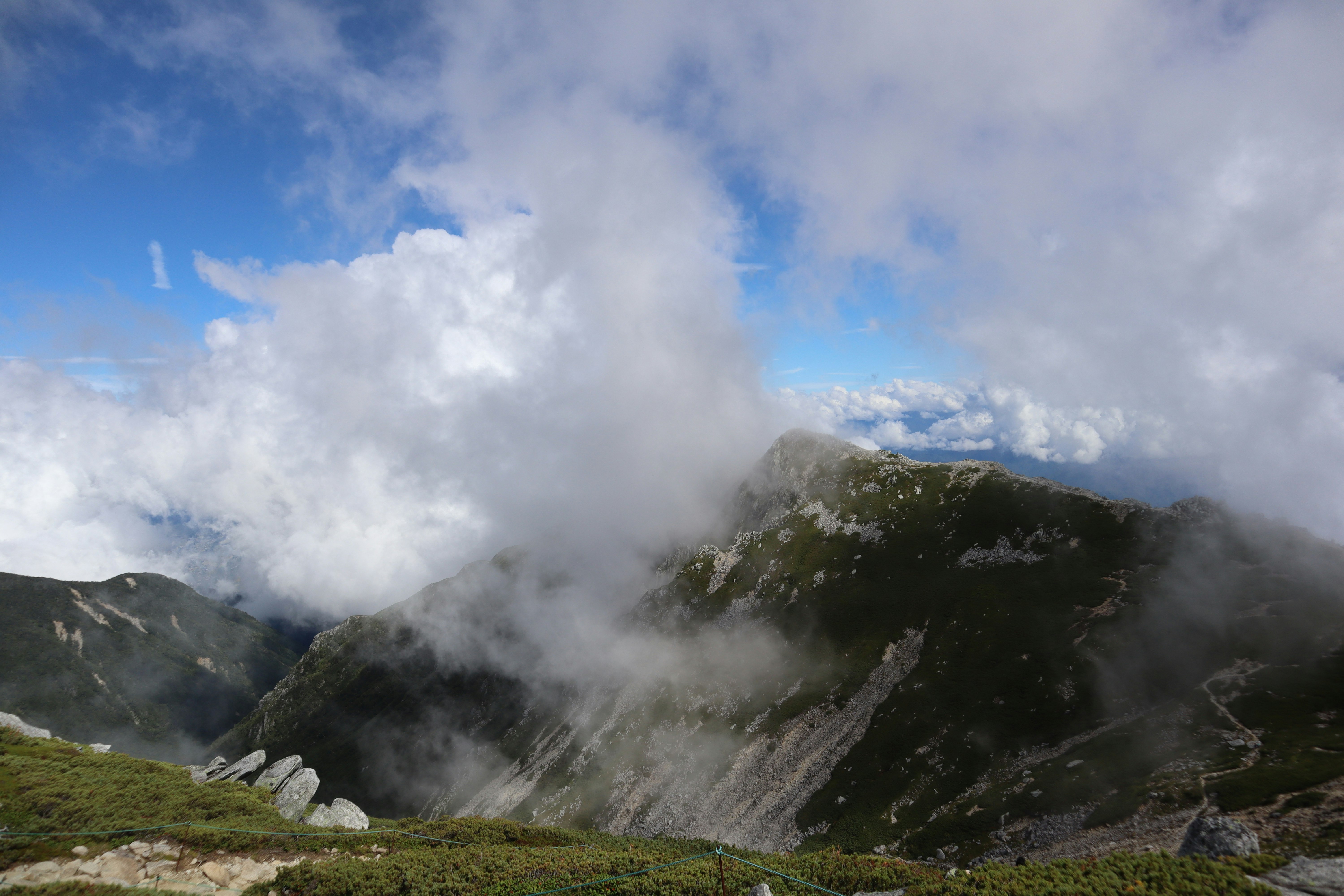 雲に覆われた宝剣岳周辺の岩稜と登山道の絶景