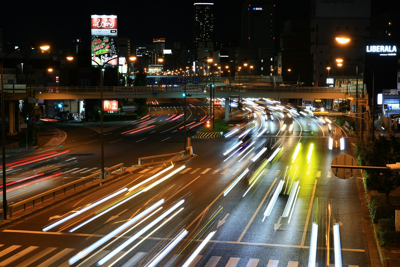 夜间城市景观 汽车灯光流动和交叉口视图