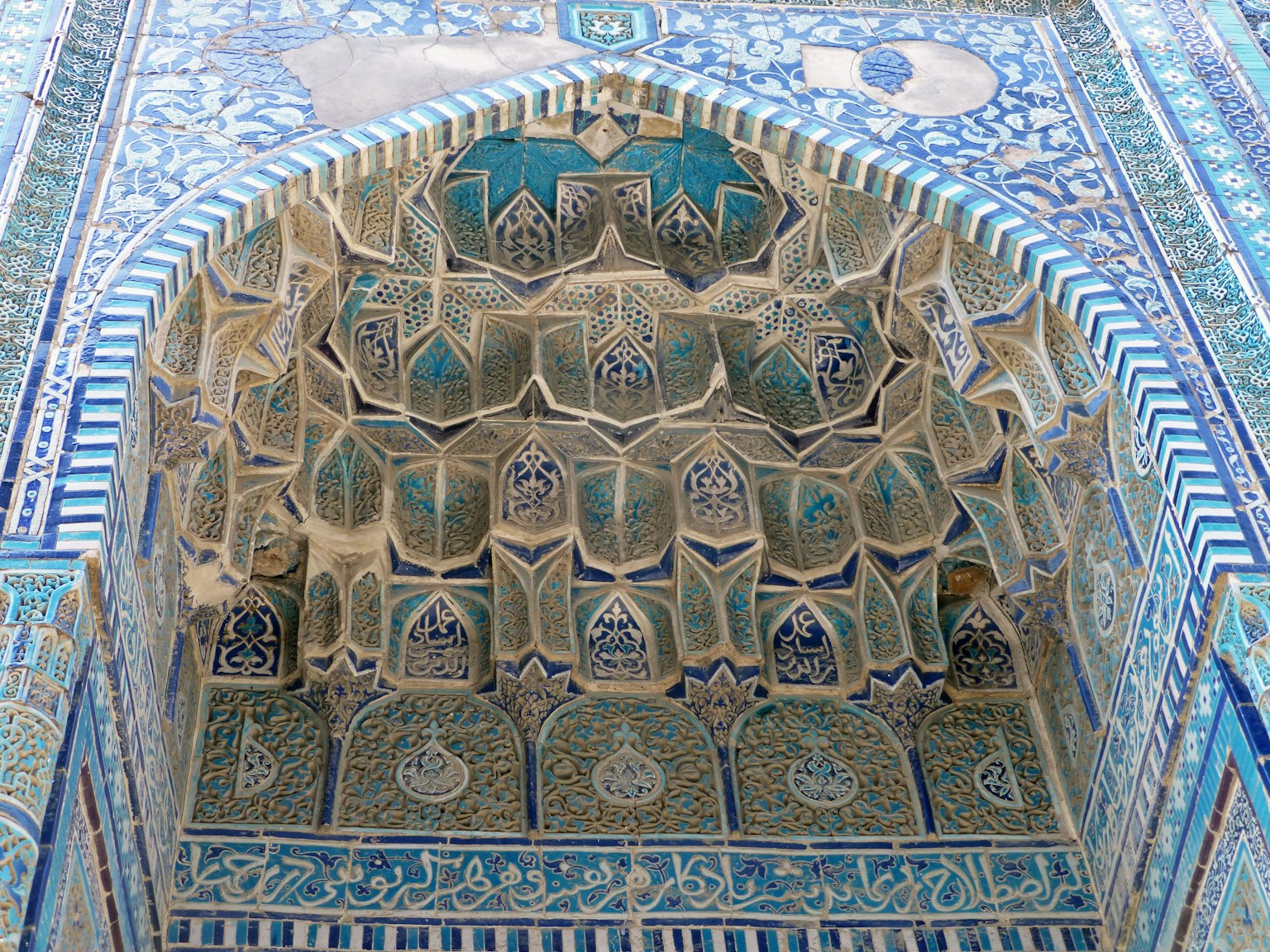Vue détaillée d'un plafond en forme d'arc décoré en bleu et blanc