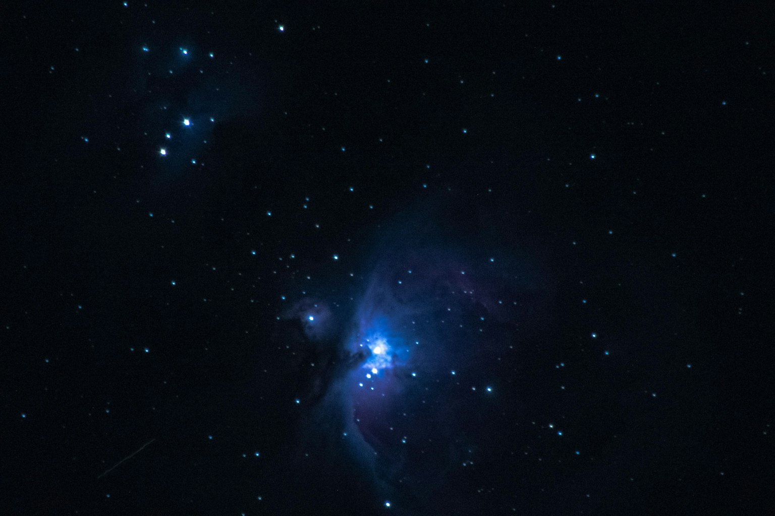 美麗的天體圖像，黑暗空間中閃爍著藍色星星和星雲