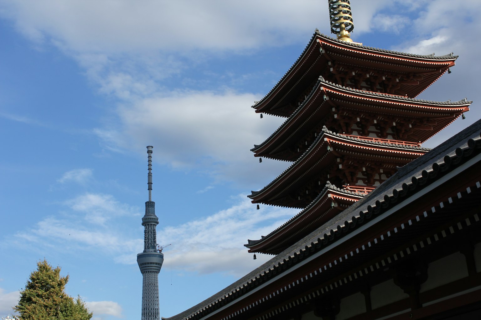 Vue de la Tokyo Skytree et de la pagode à cinq étages du temple Senso-ji