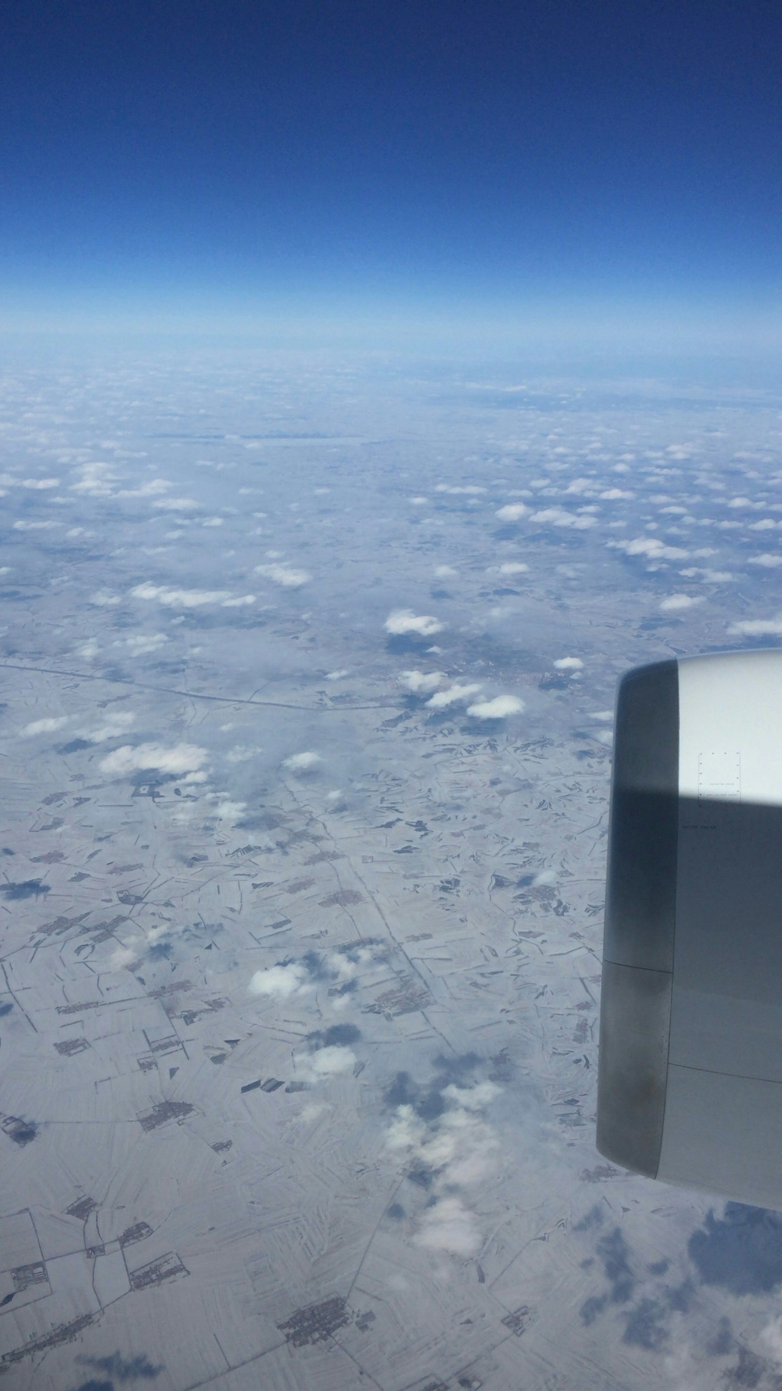 Vista de nubes y cielo azul desde una ventana de avión