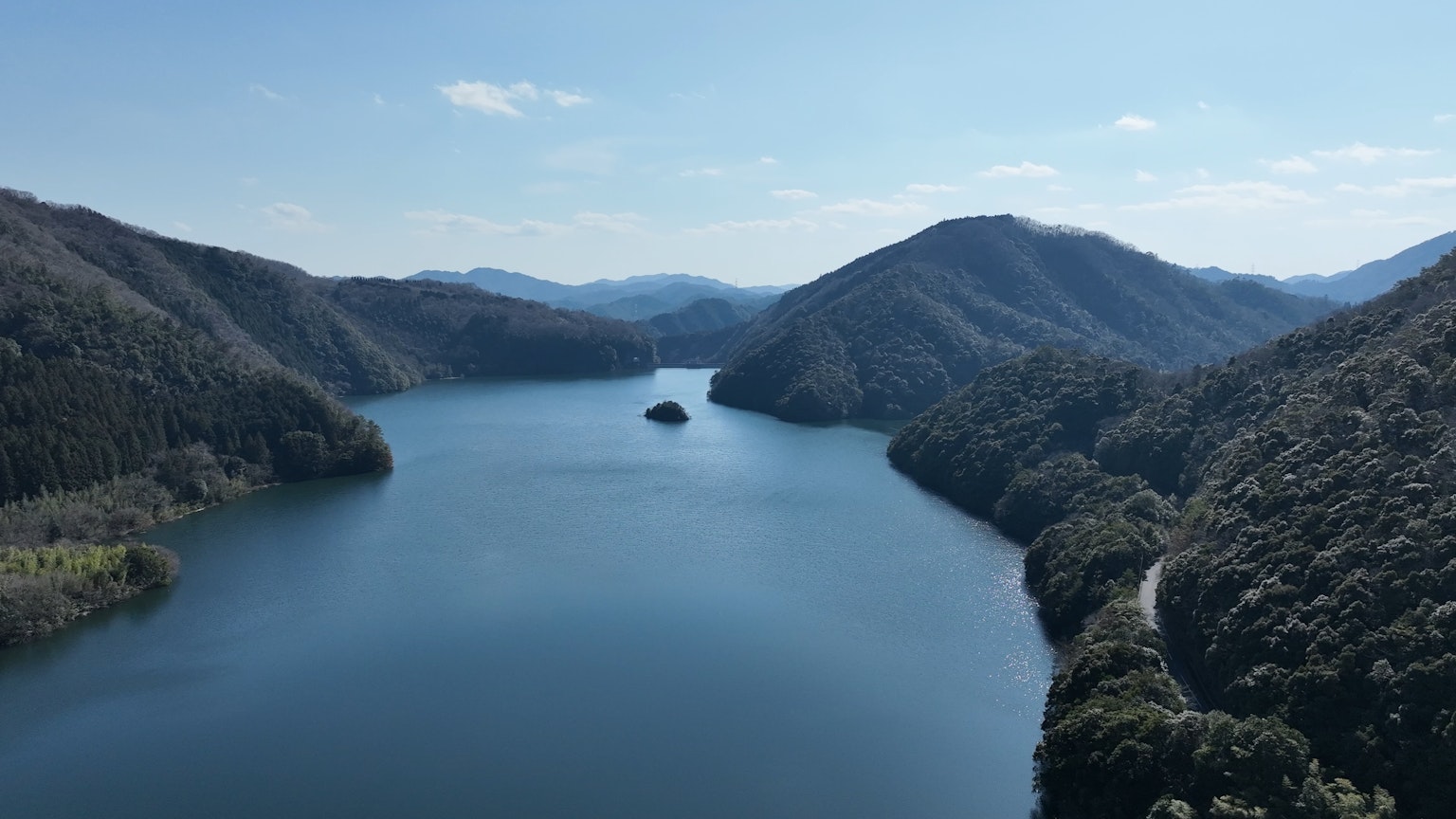 Vista escénica de un lago rodeado de montañas