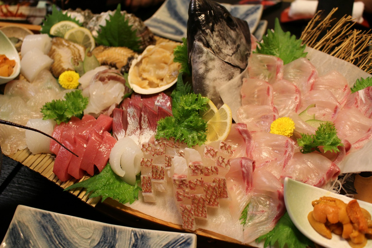 Plateau de sashimi frais avec un assortiment de poissons colorés et de garnitures