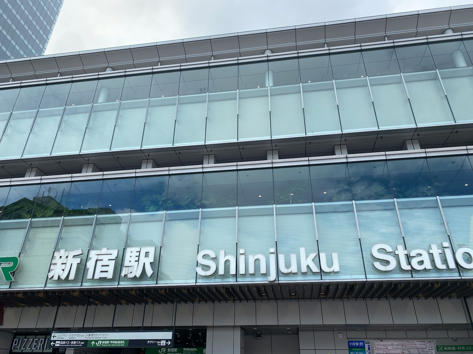 新宿車站現代外觀與玻璃立面