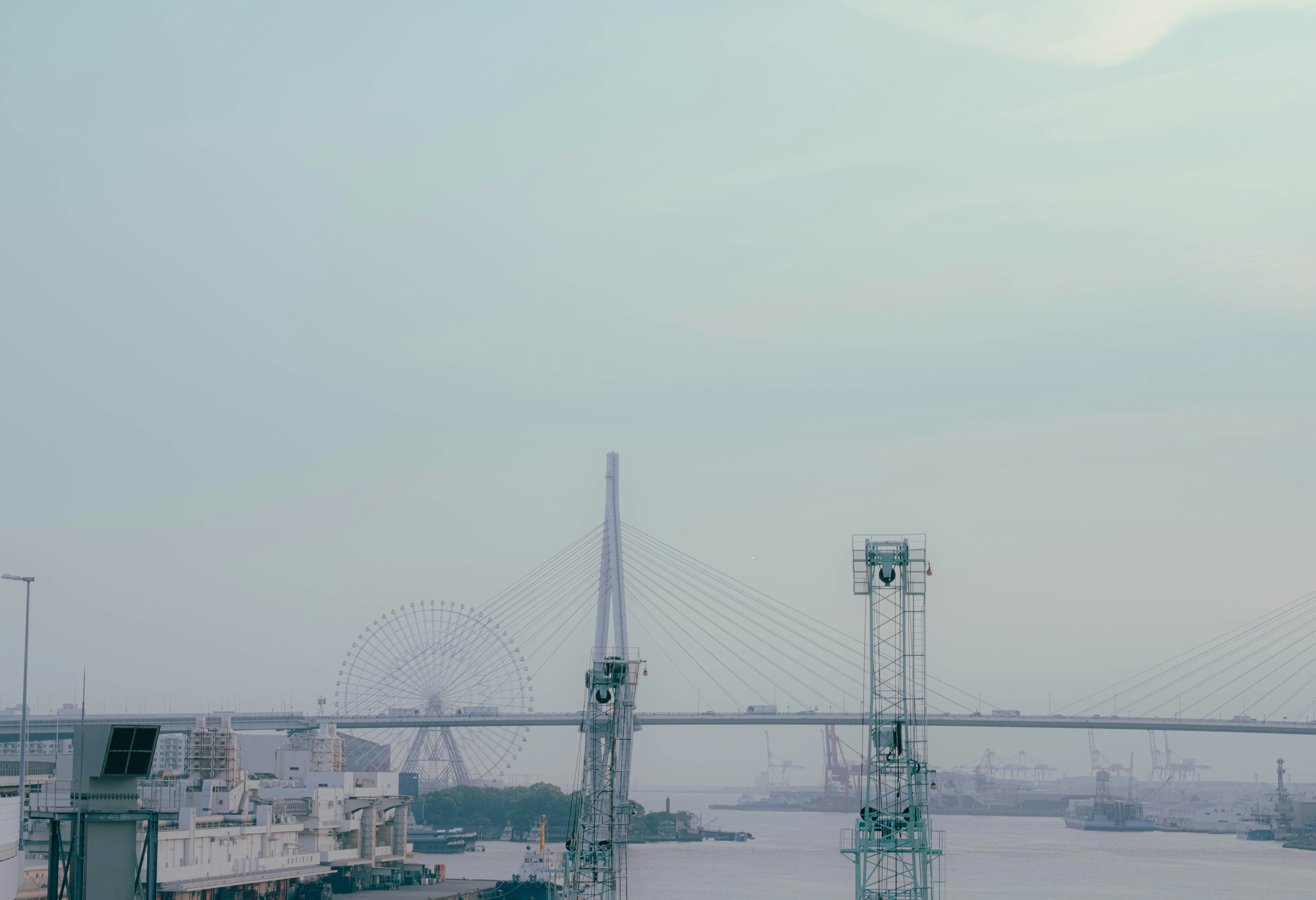 海沿いの橋と港の風景