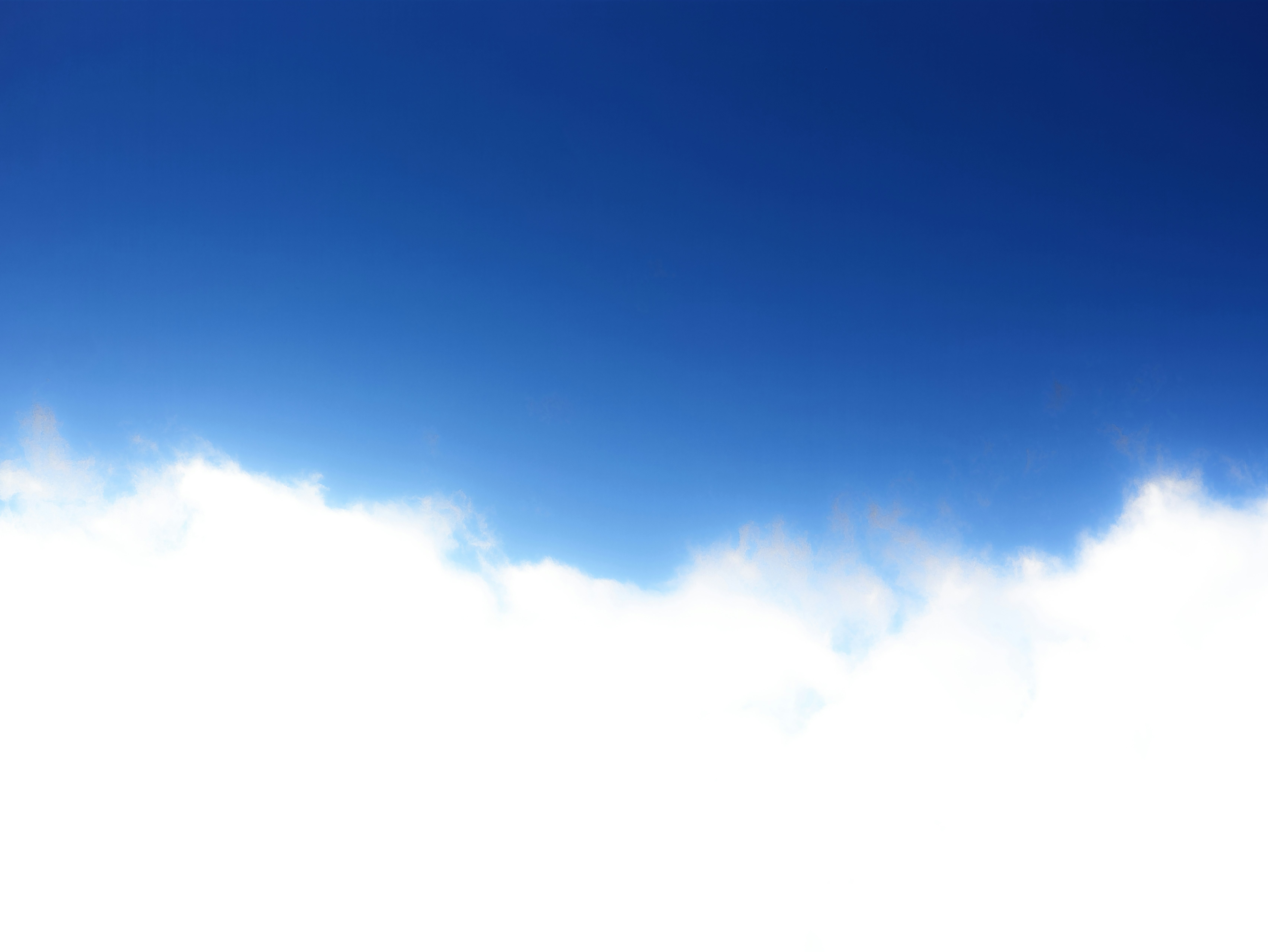 青空と白い雲が広がる空の風景