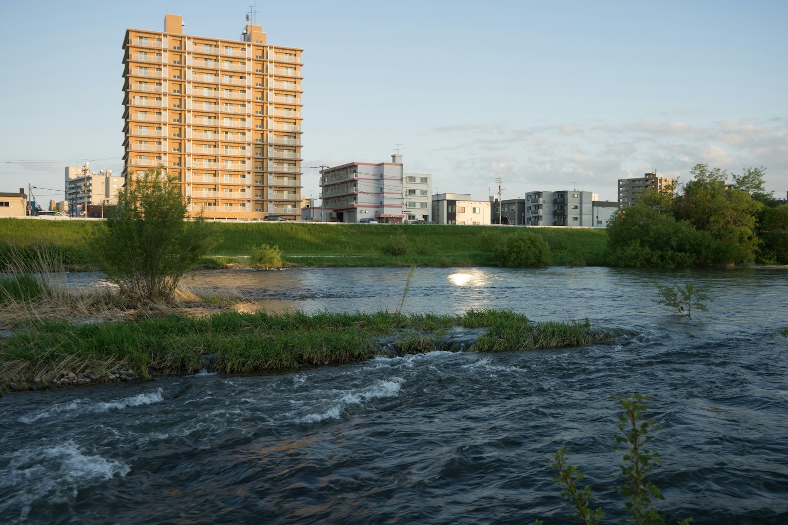 Pemandangan sungai dengan gedung tinggi dan bangunan sekitar