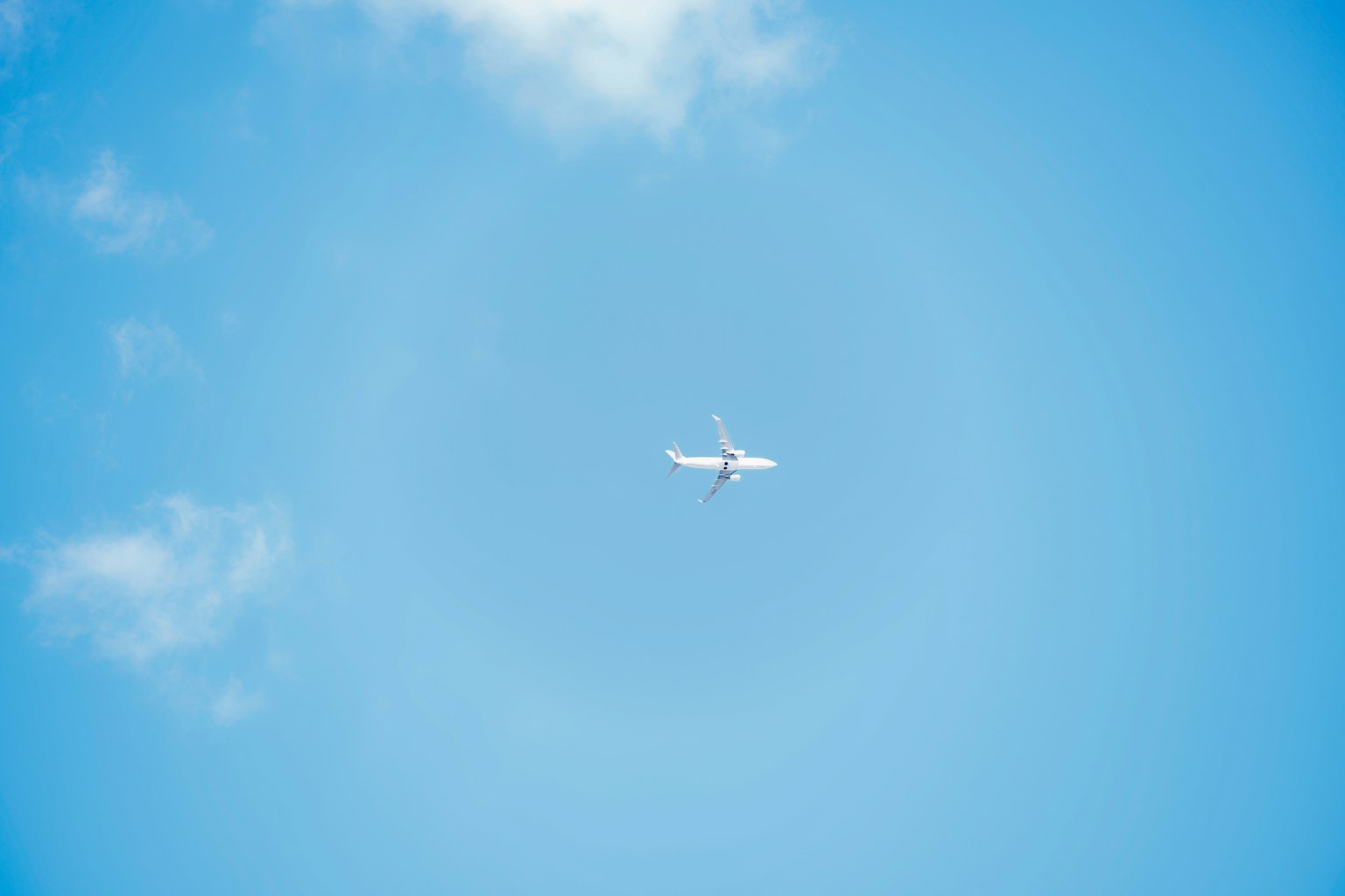 Passagierflugzeug fliegt in einem klaren blauen Himmel