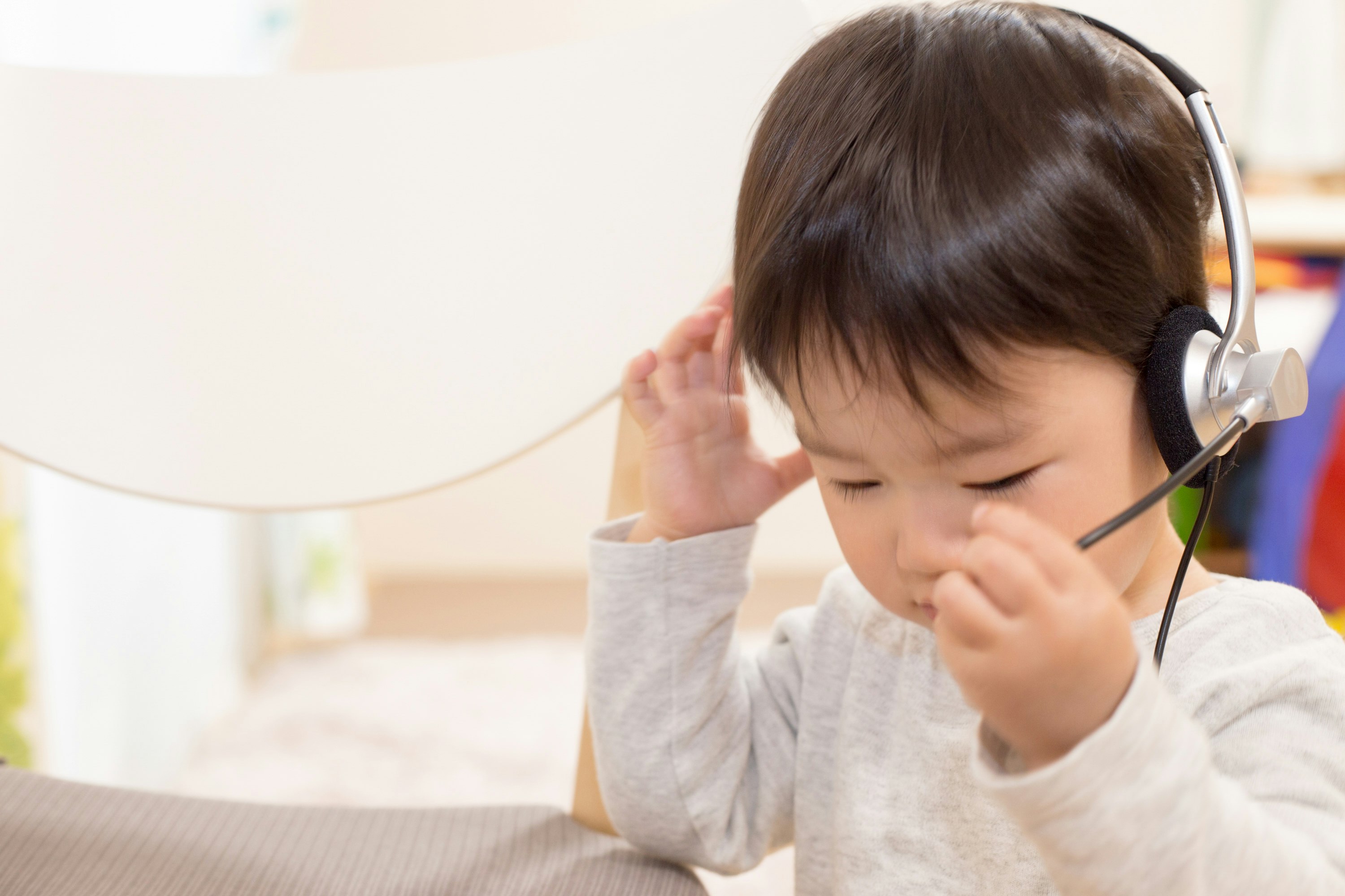 ヘッドセットを付けた子どもが通話している様子