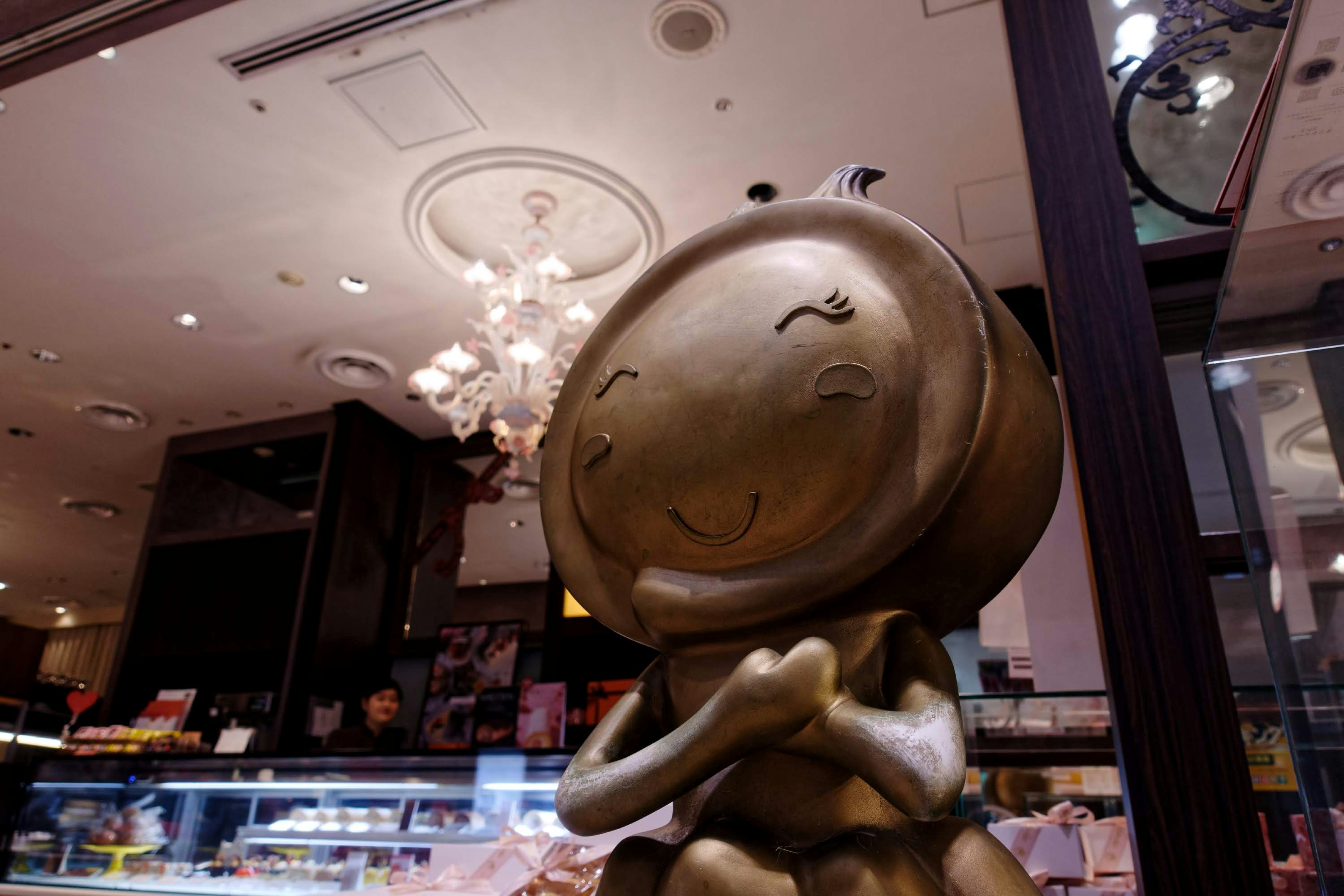 店舗のマスコットキャラが飾られた店内