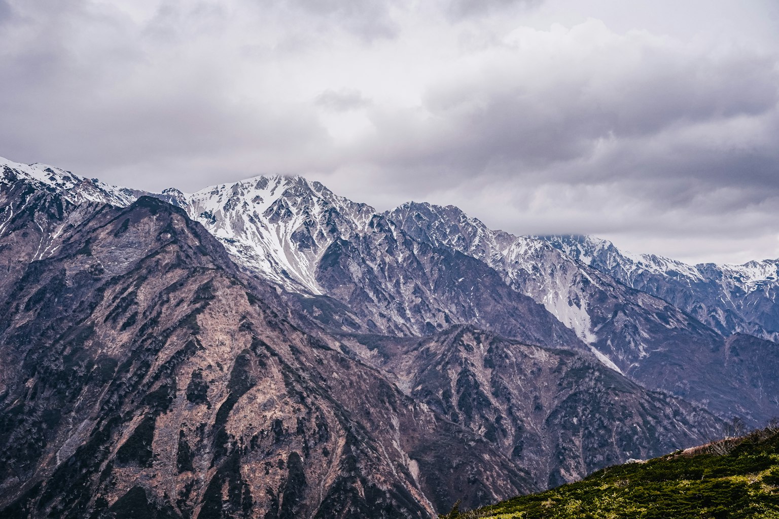 Gunung bersalju di bawah langit mendung