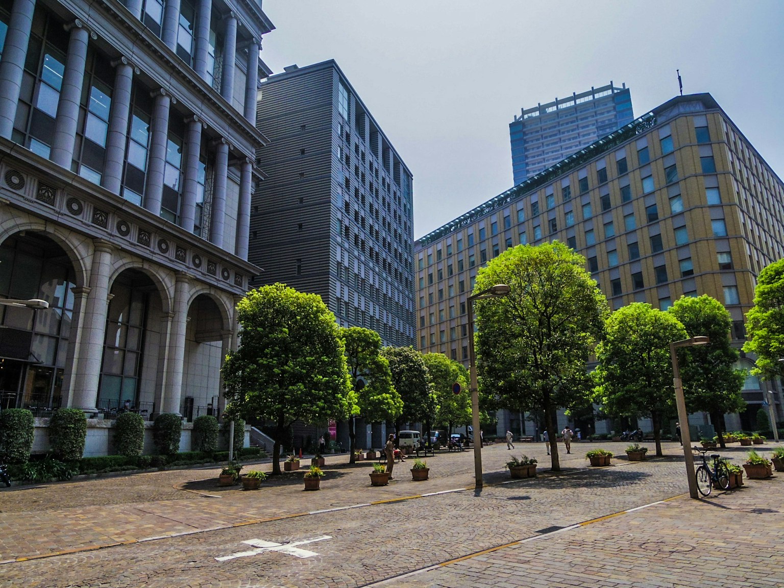 Plaza urbana verde con edificios altos circundantes