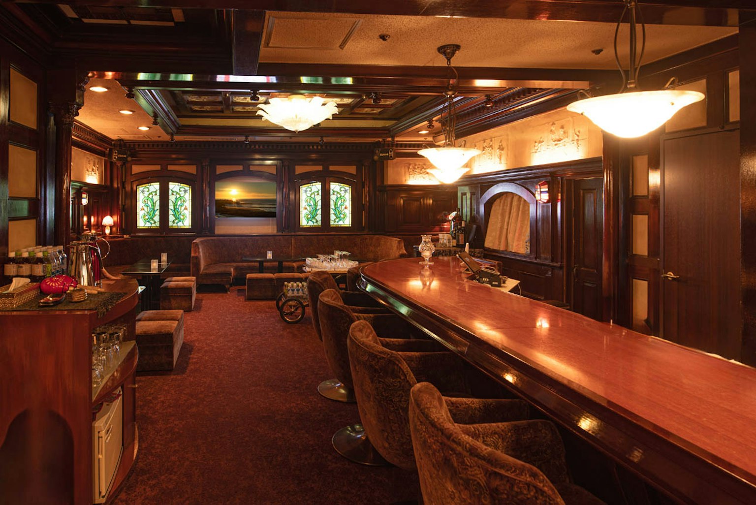 Intérieur de bar confortable avec comptoir en bois et sièges en peluche